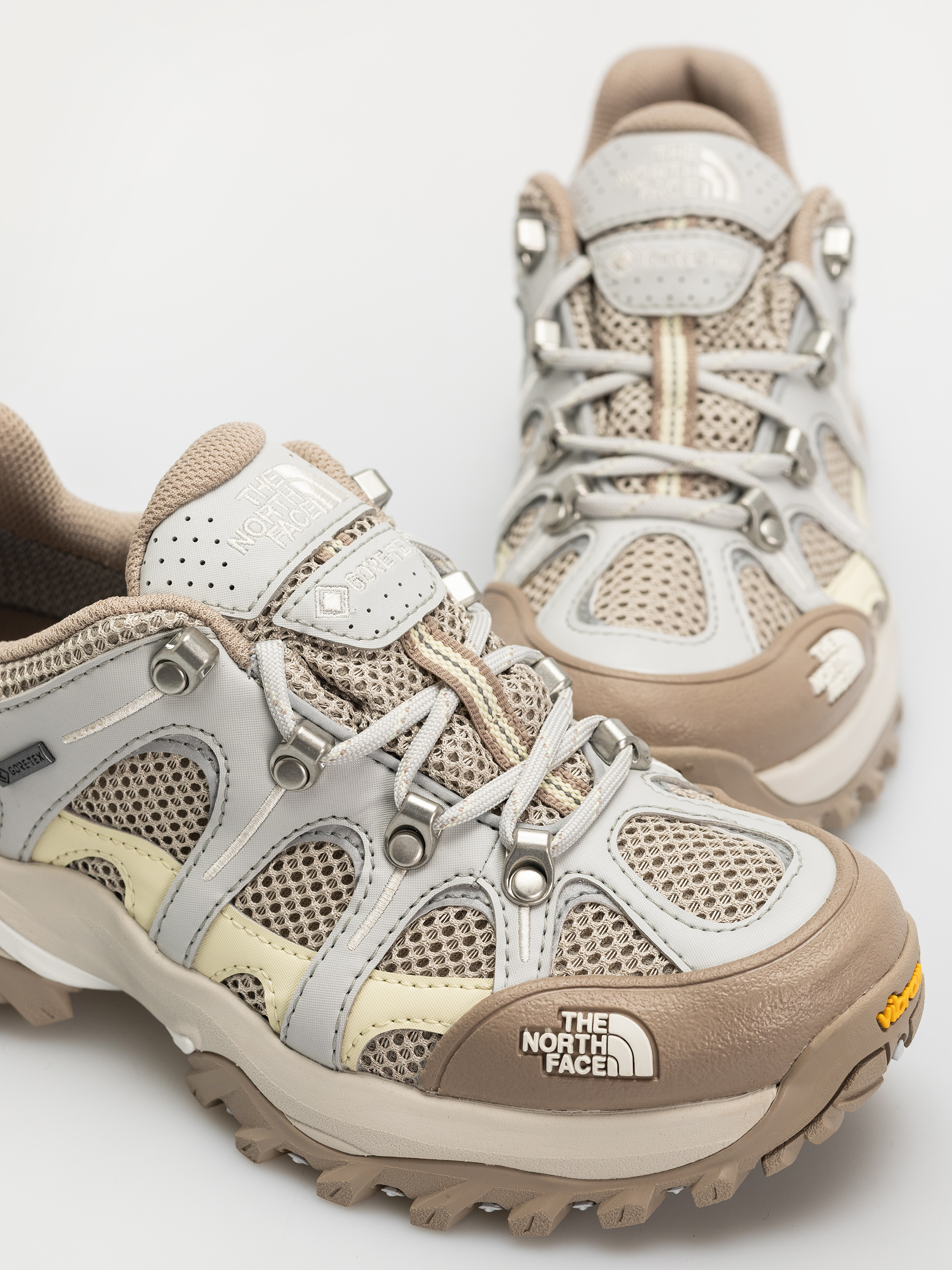 Pantofi The North Face Hedgehog 06 Rvst Gore Tex (high rise grey/white as)