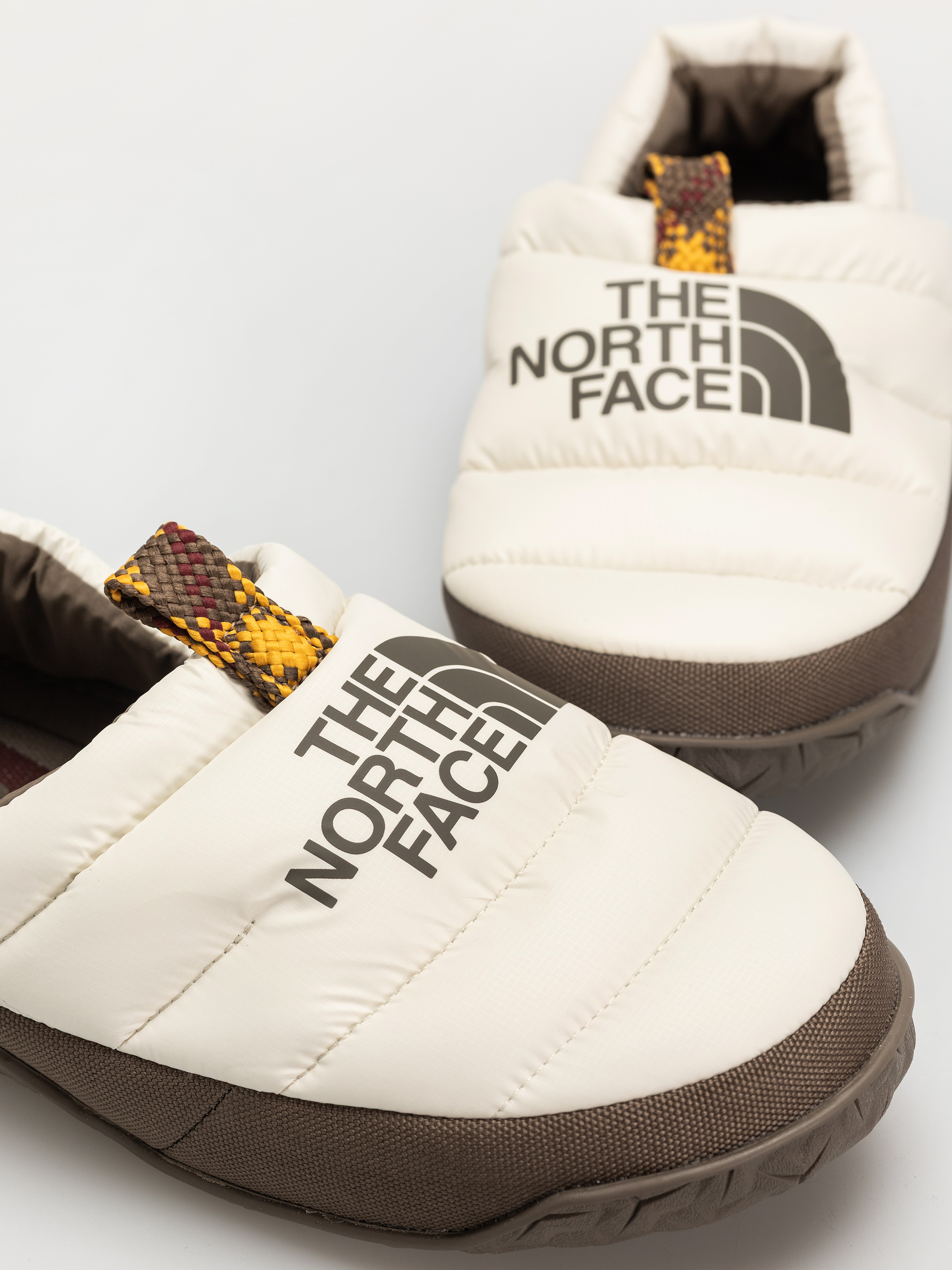 Pantofi The North Face Nuptse Mule Wmn (white dune/mocha brown)