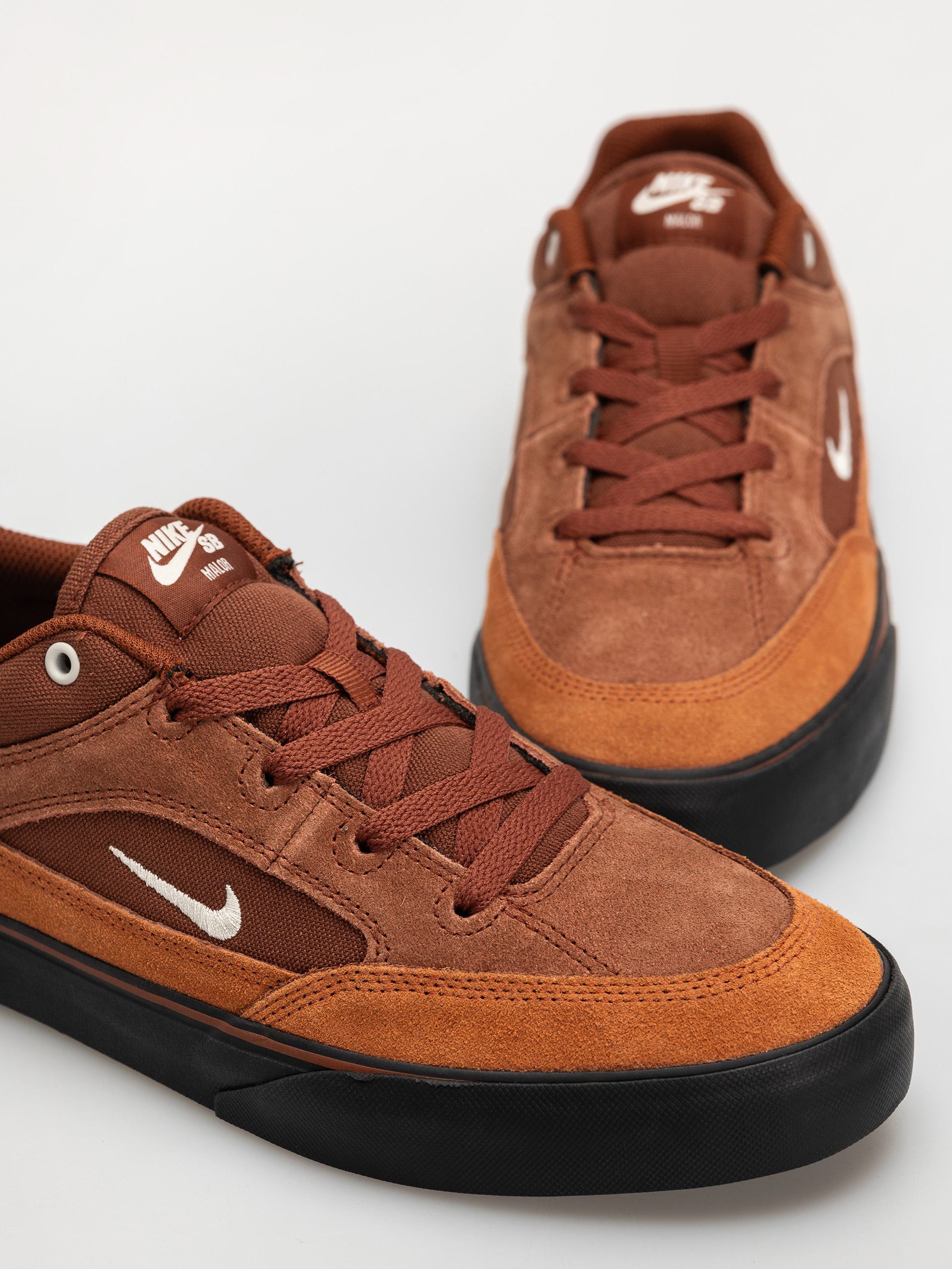 Pantofi Nike SB Malor (cinnamon/light bone dark russet black)