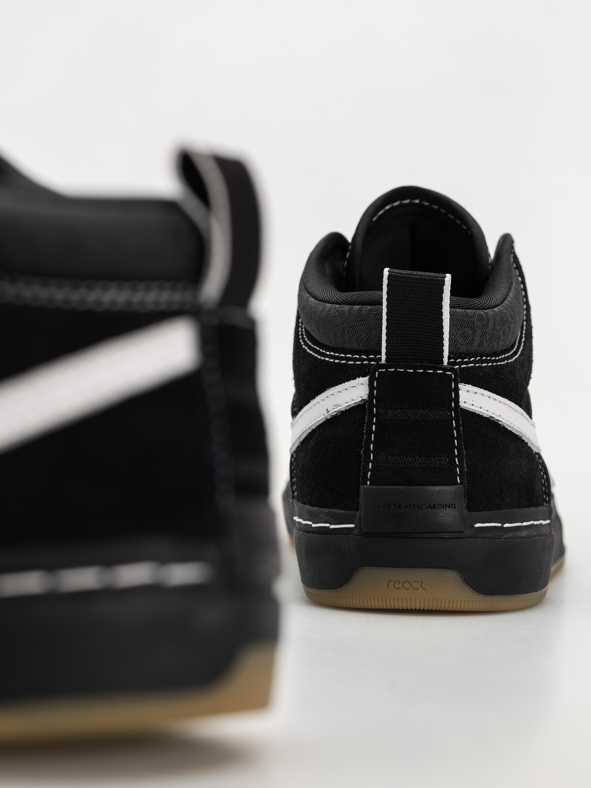 Pantofi Nike SB React Leo (black/white black gum light brown)