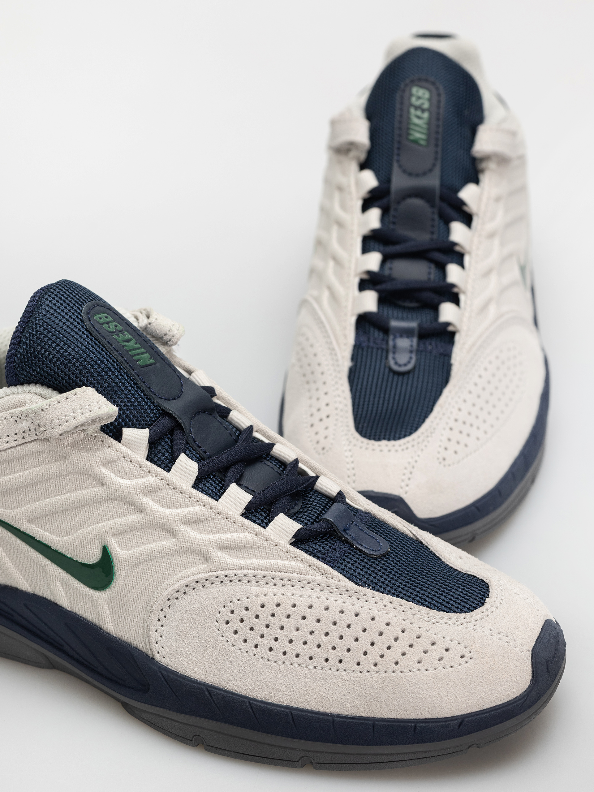 Pantofi Nike SB Vertebrae (light bone/fir midnight navy obsidian)