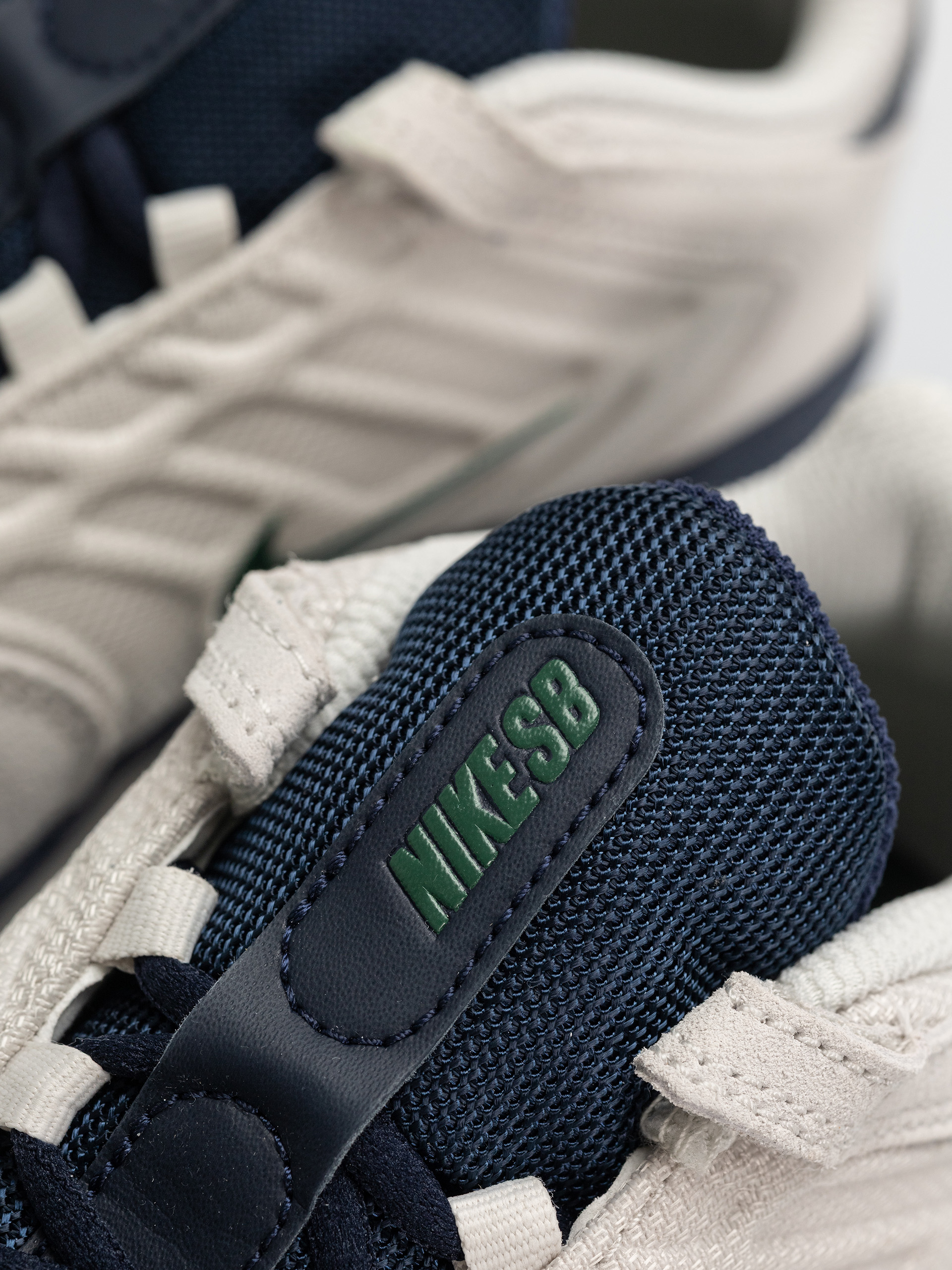 Pantofi Nike SB Vertebrae (light bone/fir midnight navy obsidian)