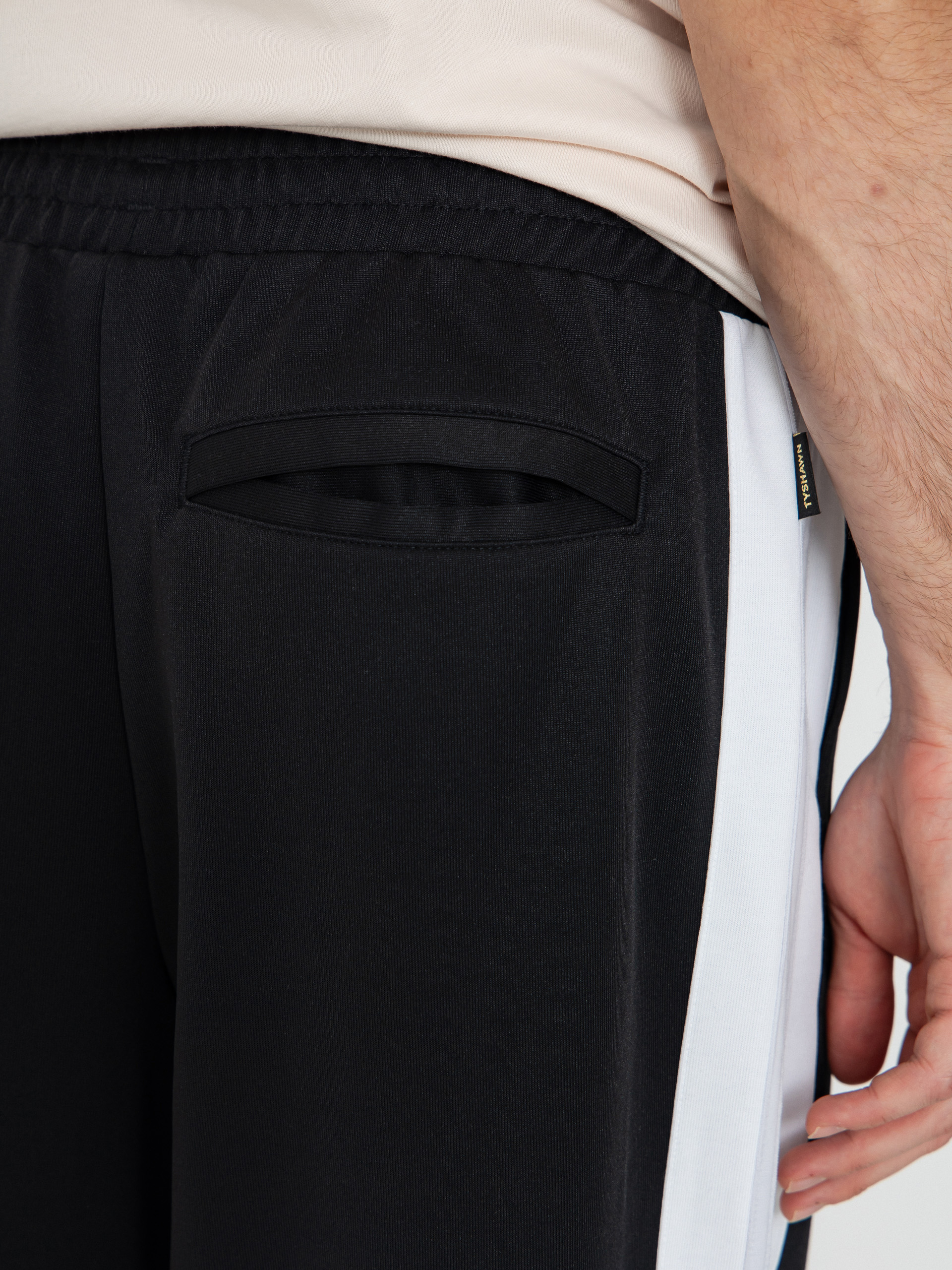 Pantaloni adidas Tyshawn (black/white/dshgry)