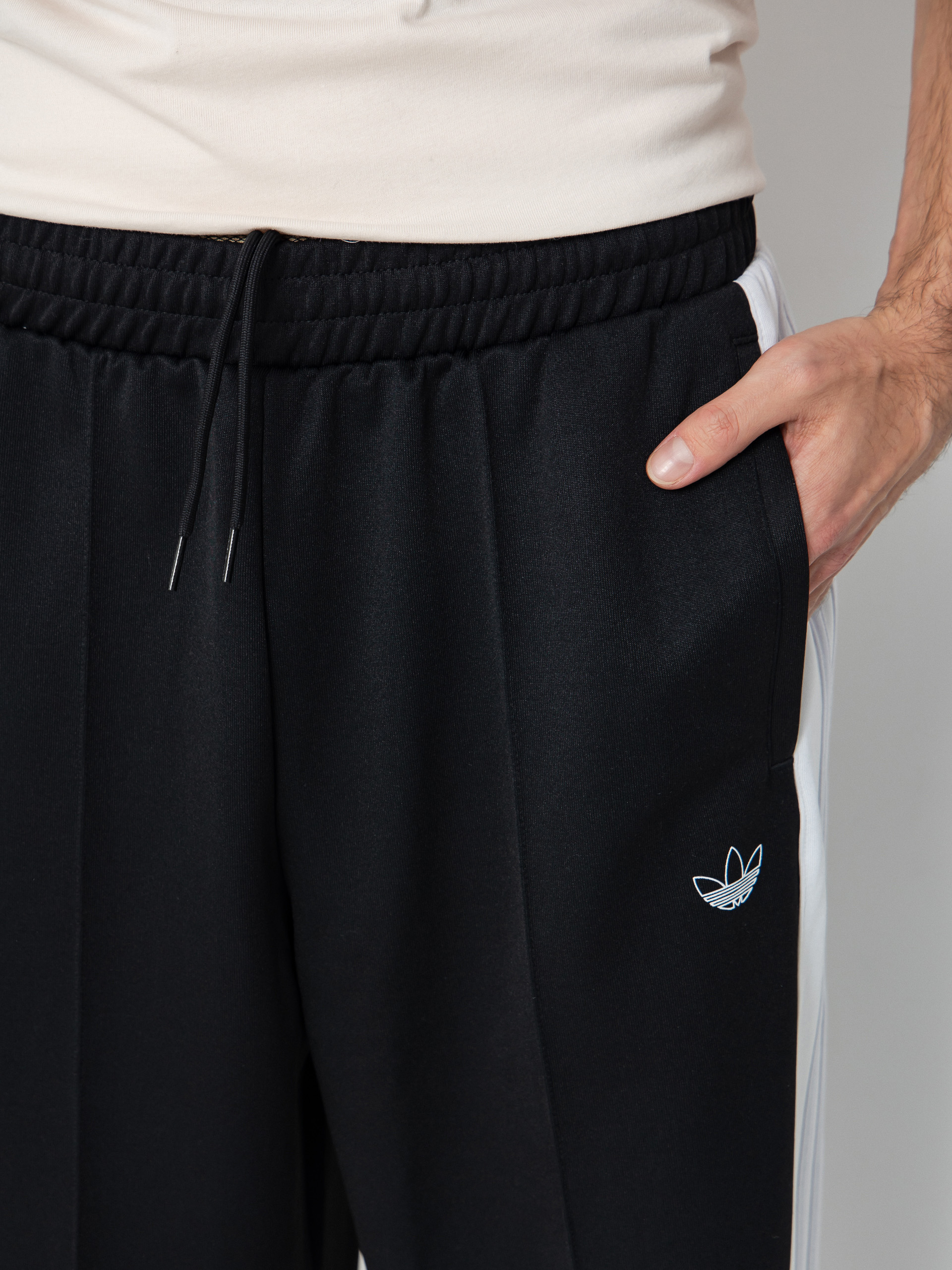 Pantaloni adidas Tyshawn (black/white/dshgry)