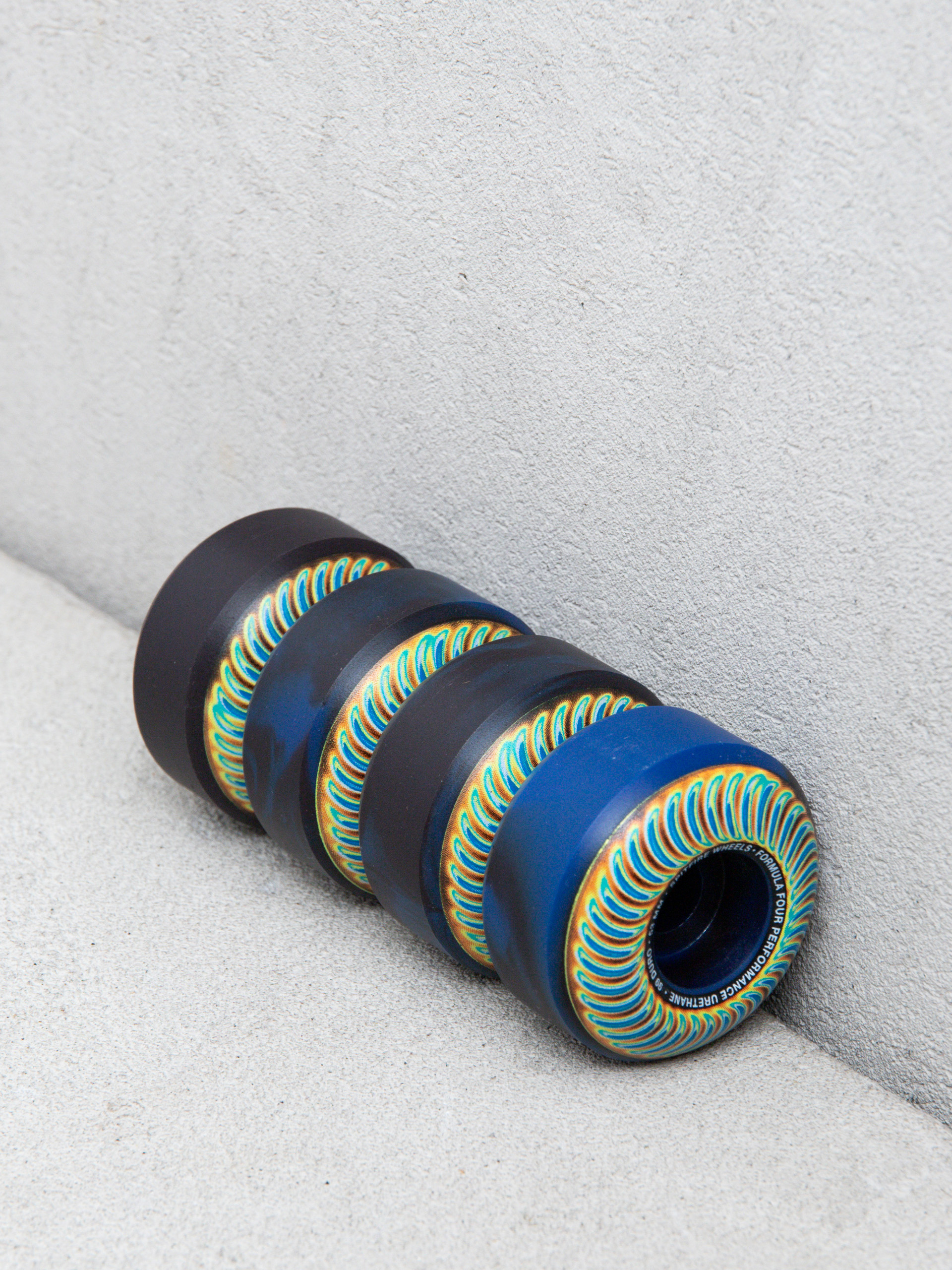 Role Spitfire F4 99D Radioactive Classic (black/blue swirl)