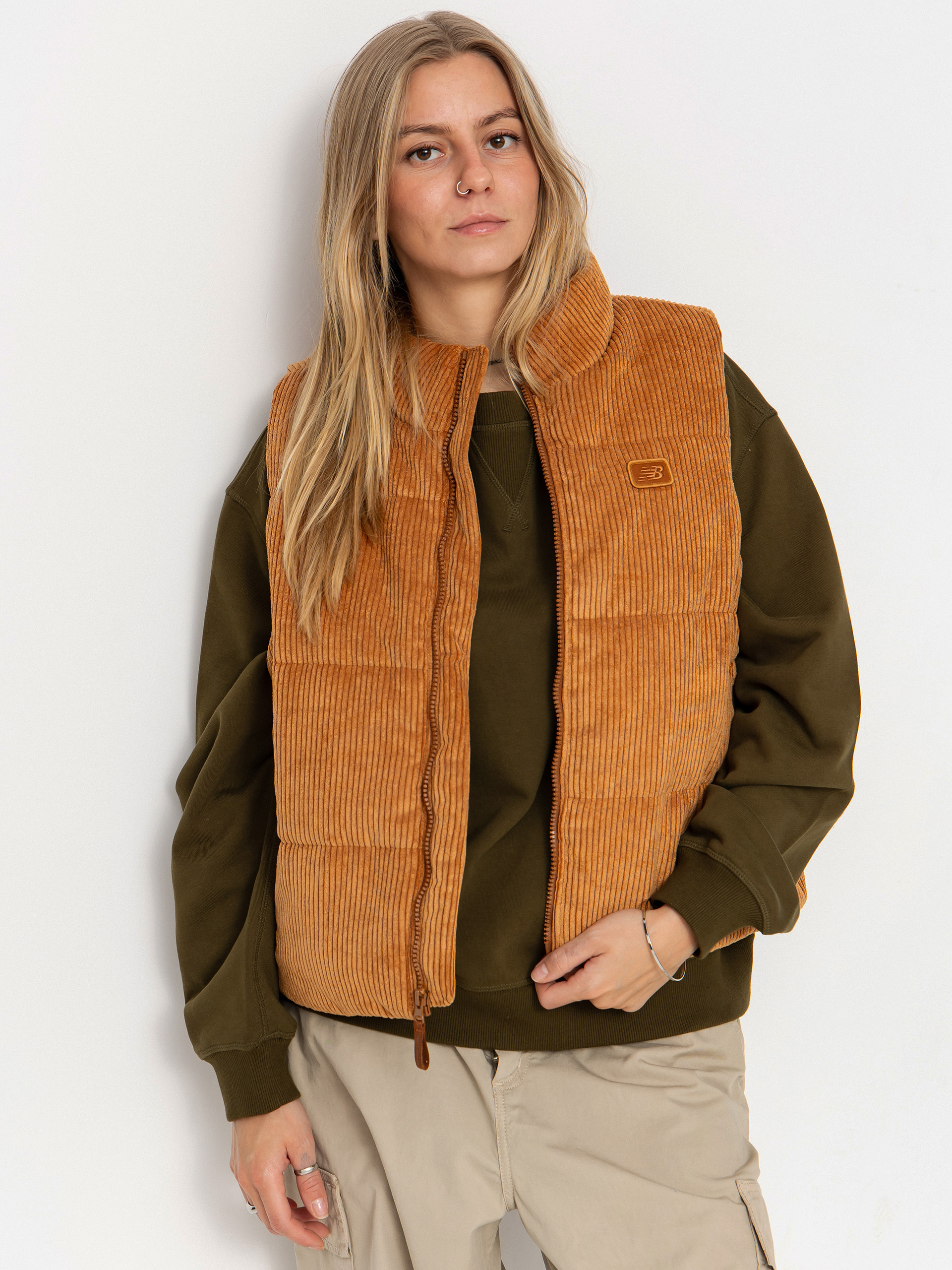 Vestă New Balance Wide Wale Corduroy Wmn (brown)