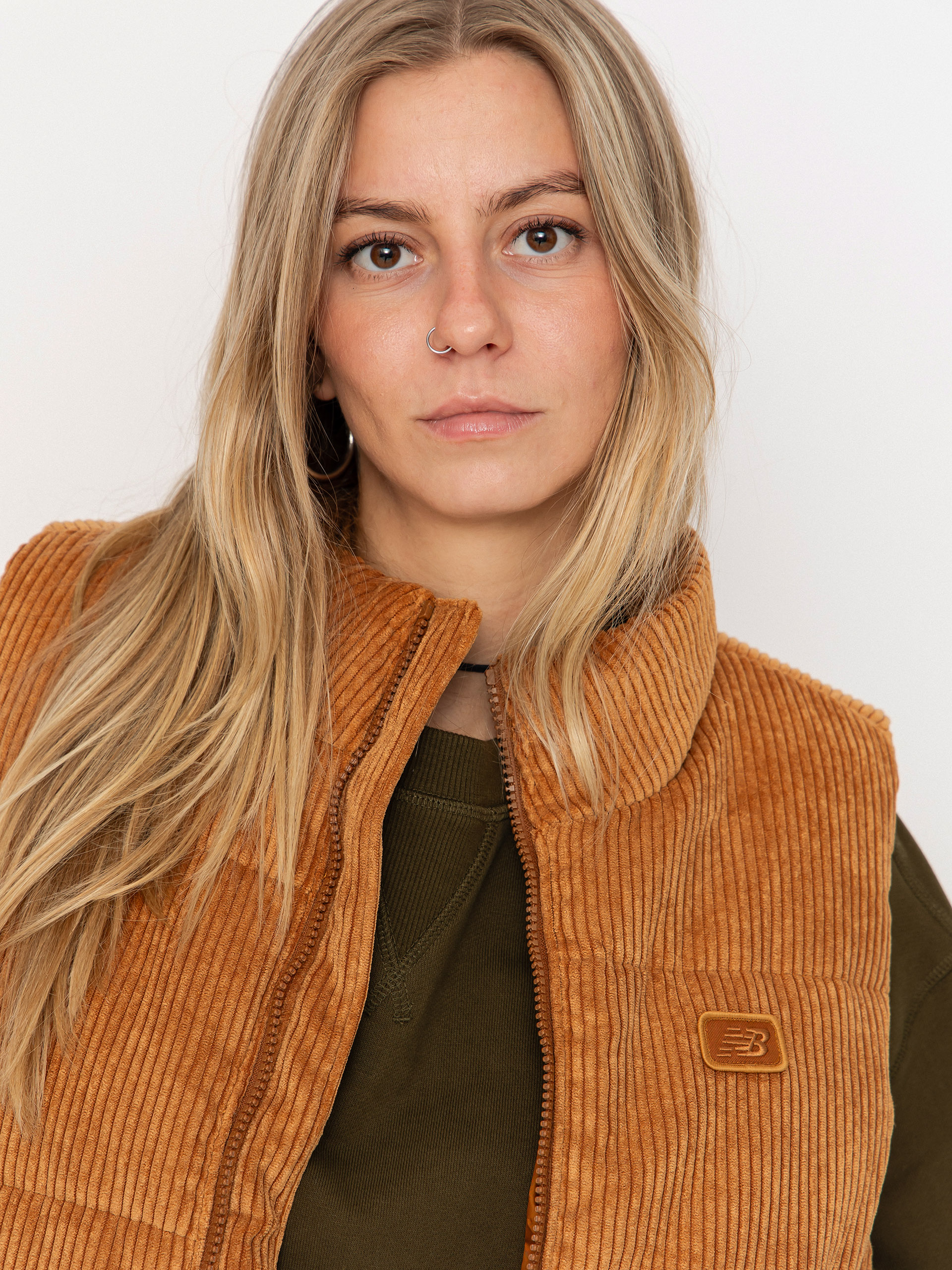 Vestă New Balance Wide Wale Corduroy Wmn (brown)