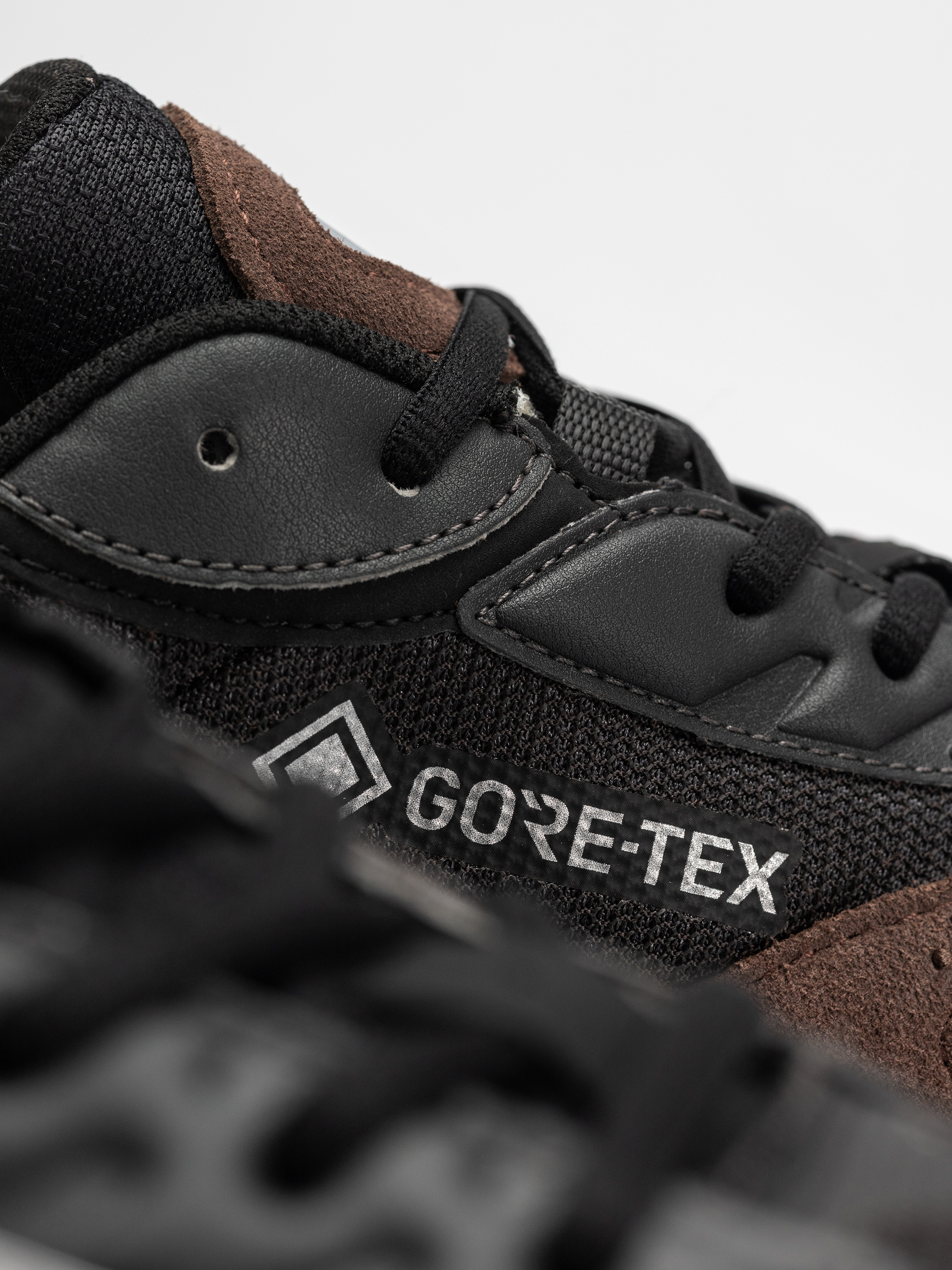 Pantofi Mizuno Wave Rider GTX (black sand/black/chicory coffee)