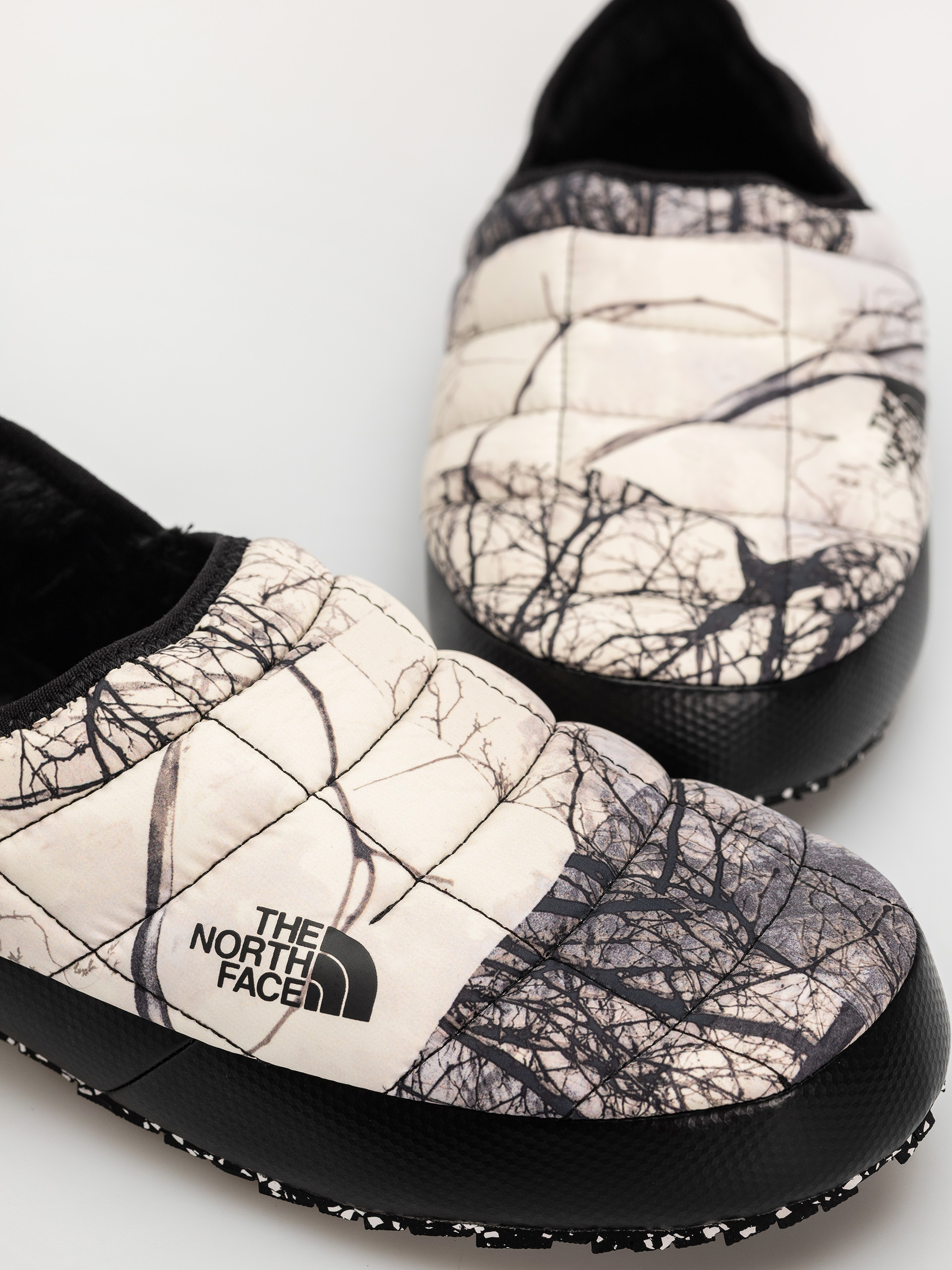 Pantofi The North Face Thermoball Traction Mule V (image lift camo white d)