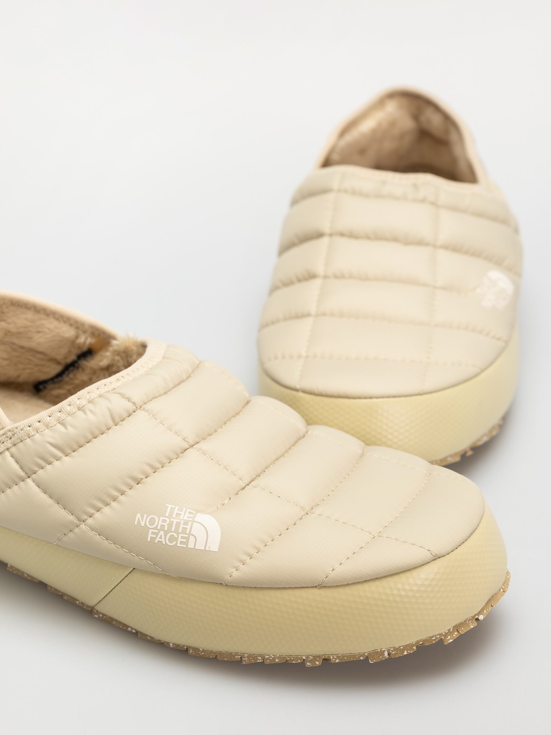 Pantofi The North Face Thermoball Traction Mule V Wmn (gravel/white dune)