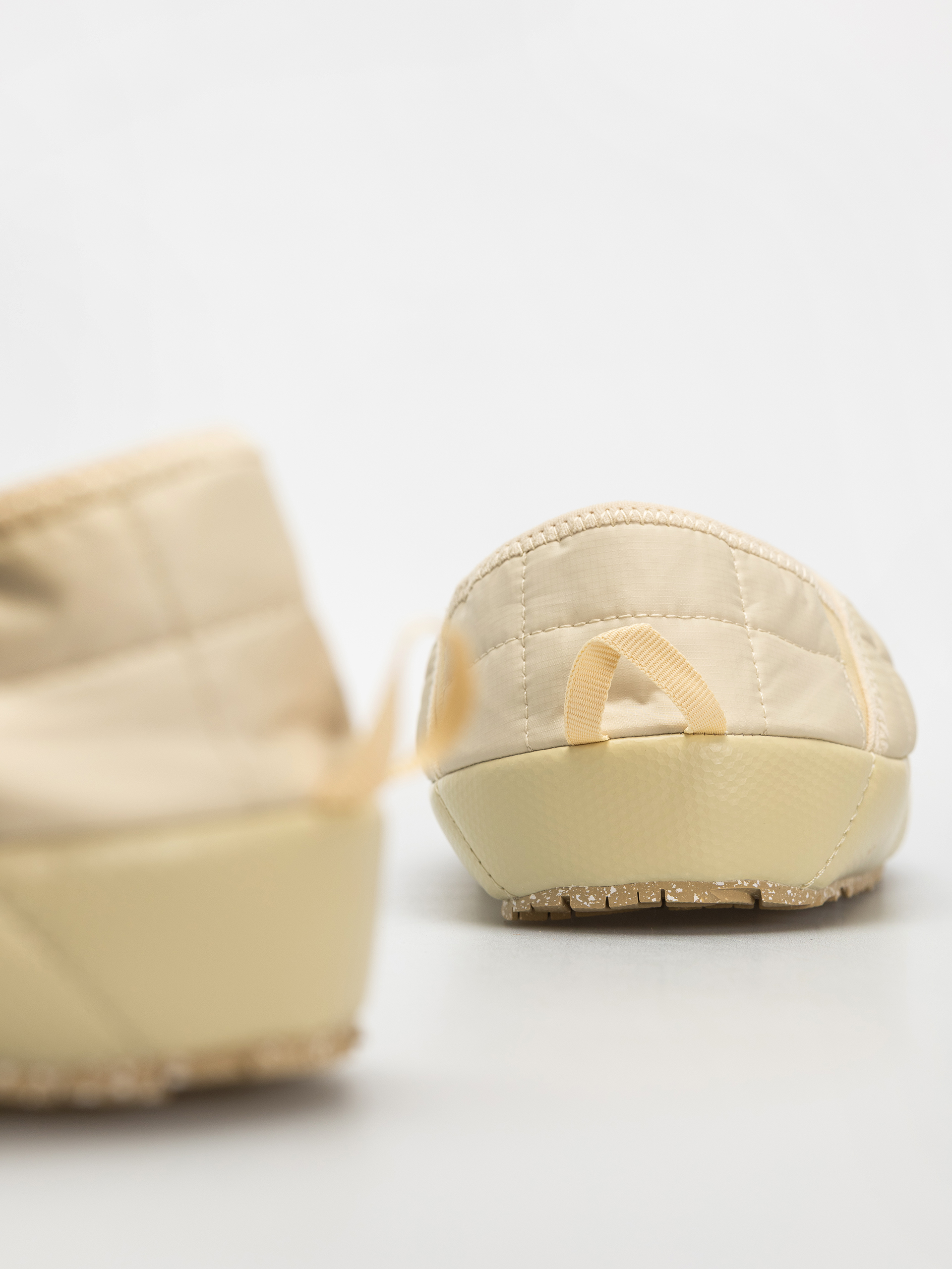 Pantofi The North Face Thermoball Traction Mule V Wmn (gravel/white dune)