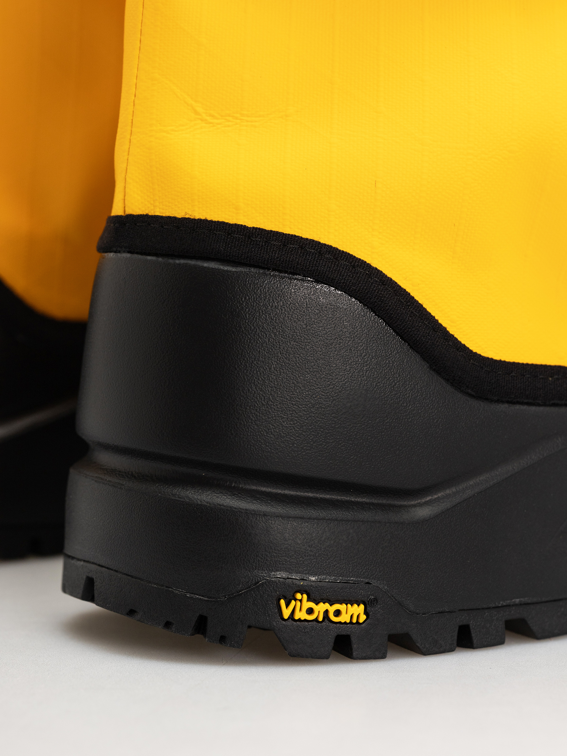 Pantofi The North Face Base Camp 200 Wp (summit gold/tnf black)