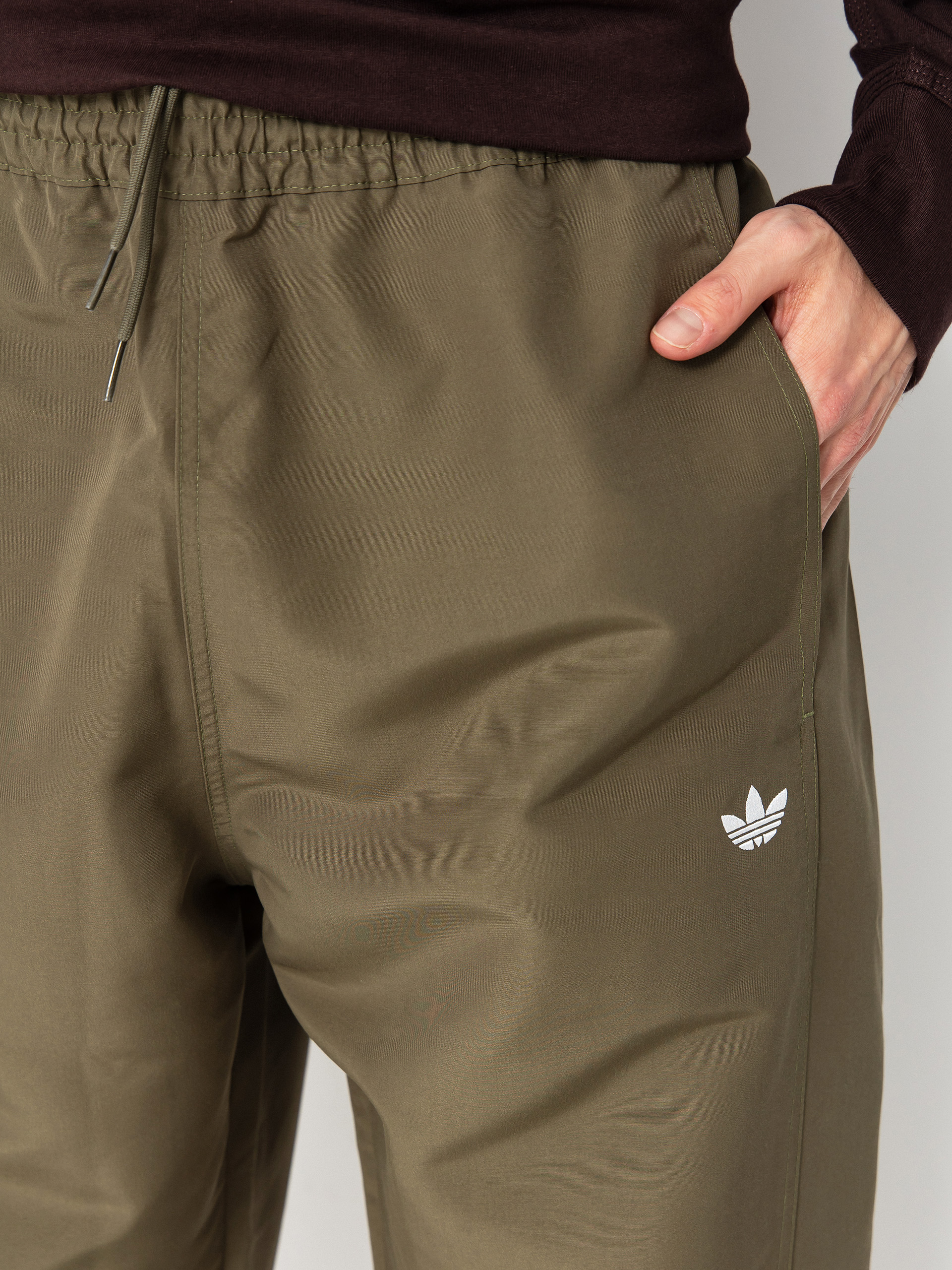 Pantaloni adidas Gatsele (olistr/white)