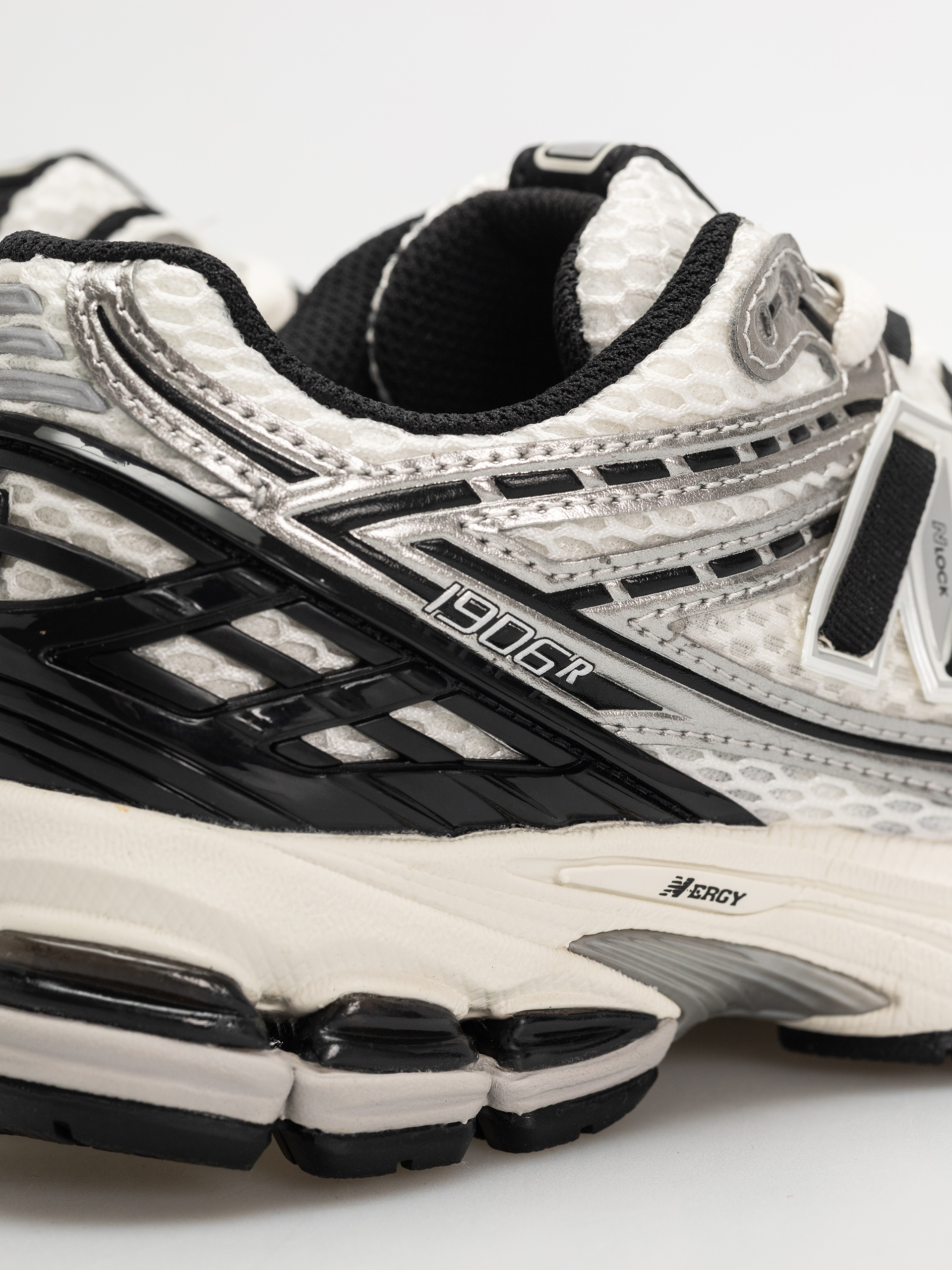 Pantofi New Balance 1906 (silver metallic/black/sea salt er)