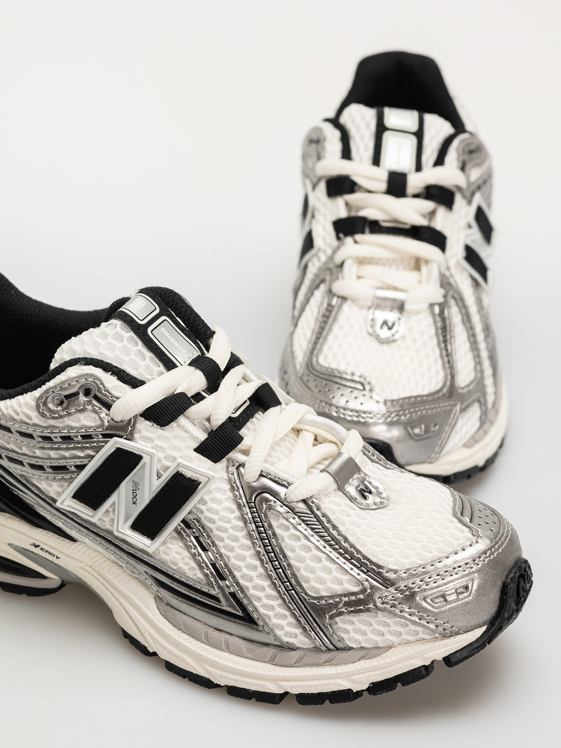 Pantofi New Balance 1906 (silver metallic/black/sea salt er)