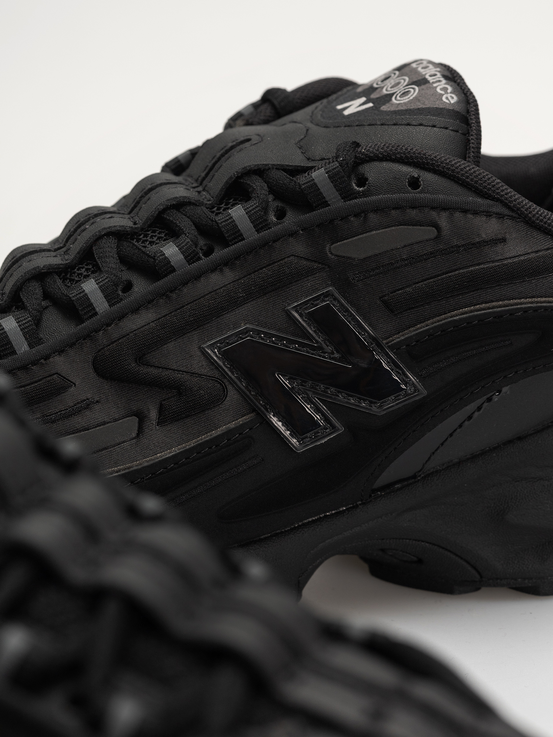 Pantofi New Balance 1000 (black/black metallic/light gold metallic b)