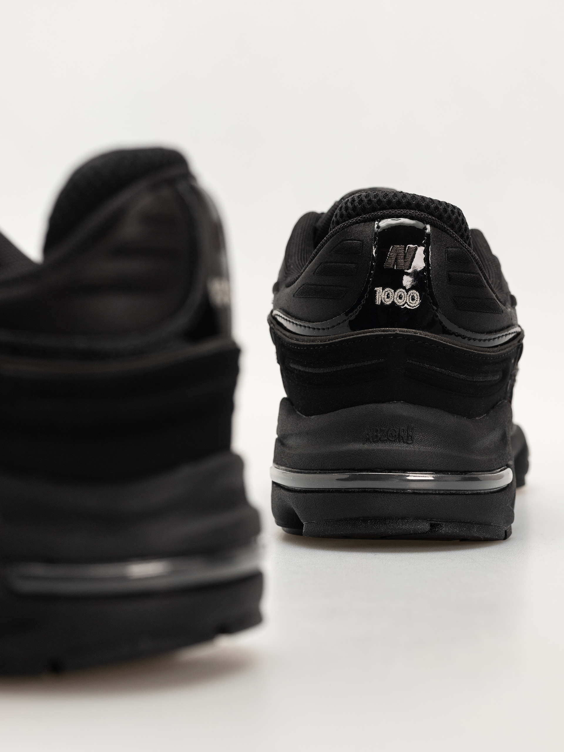 Pantofi New Balance 1000 (black/black metallic/light gold metallic b)