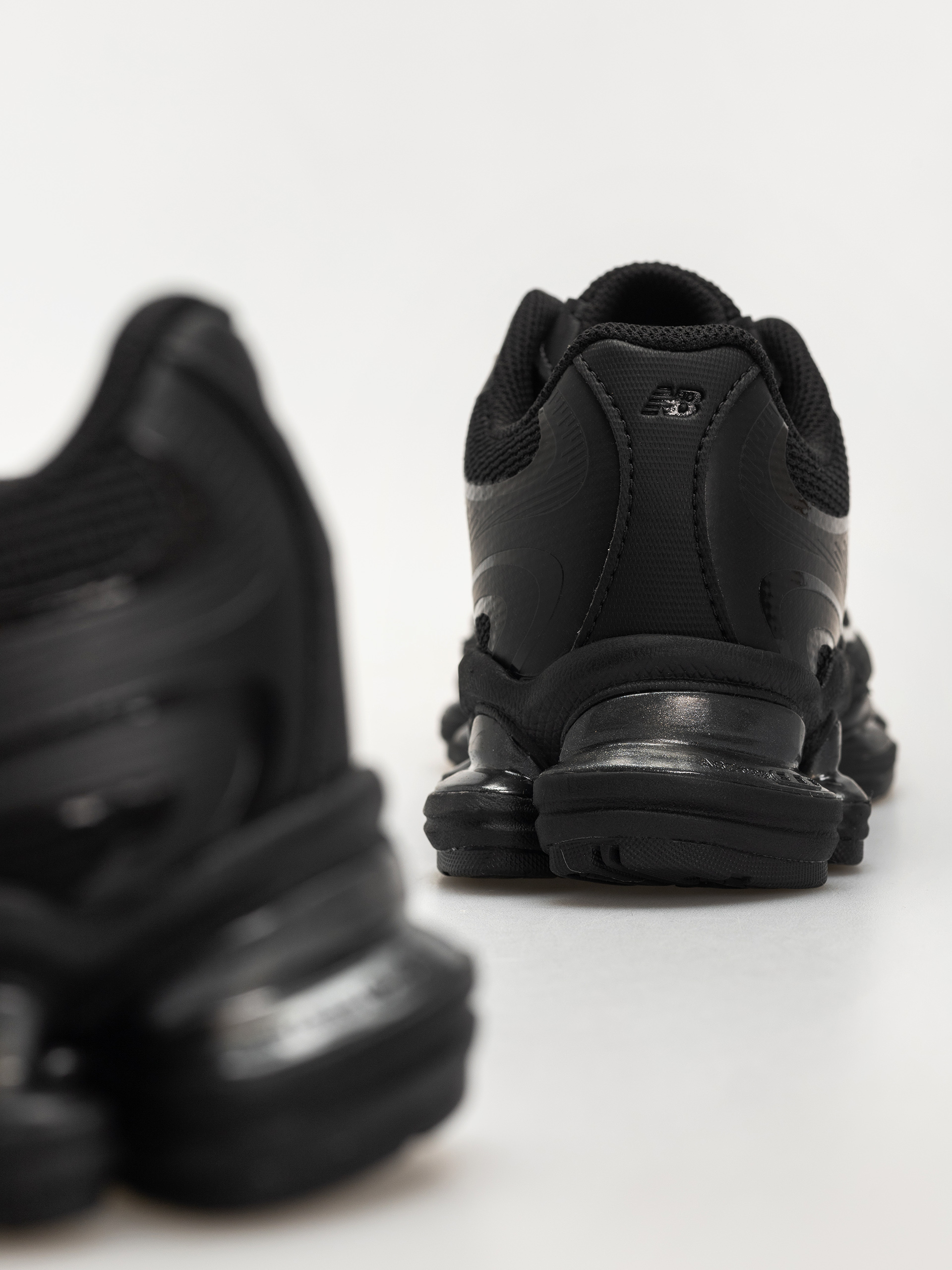 Pantofi New Balance 2000 (black/black etb)