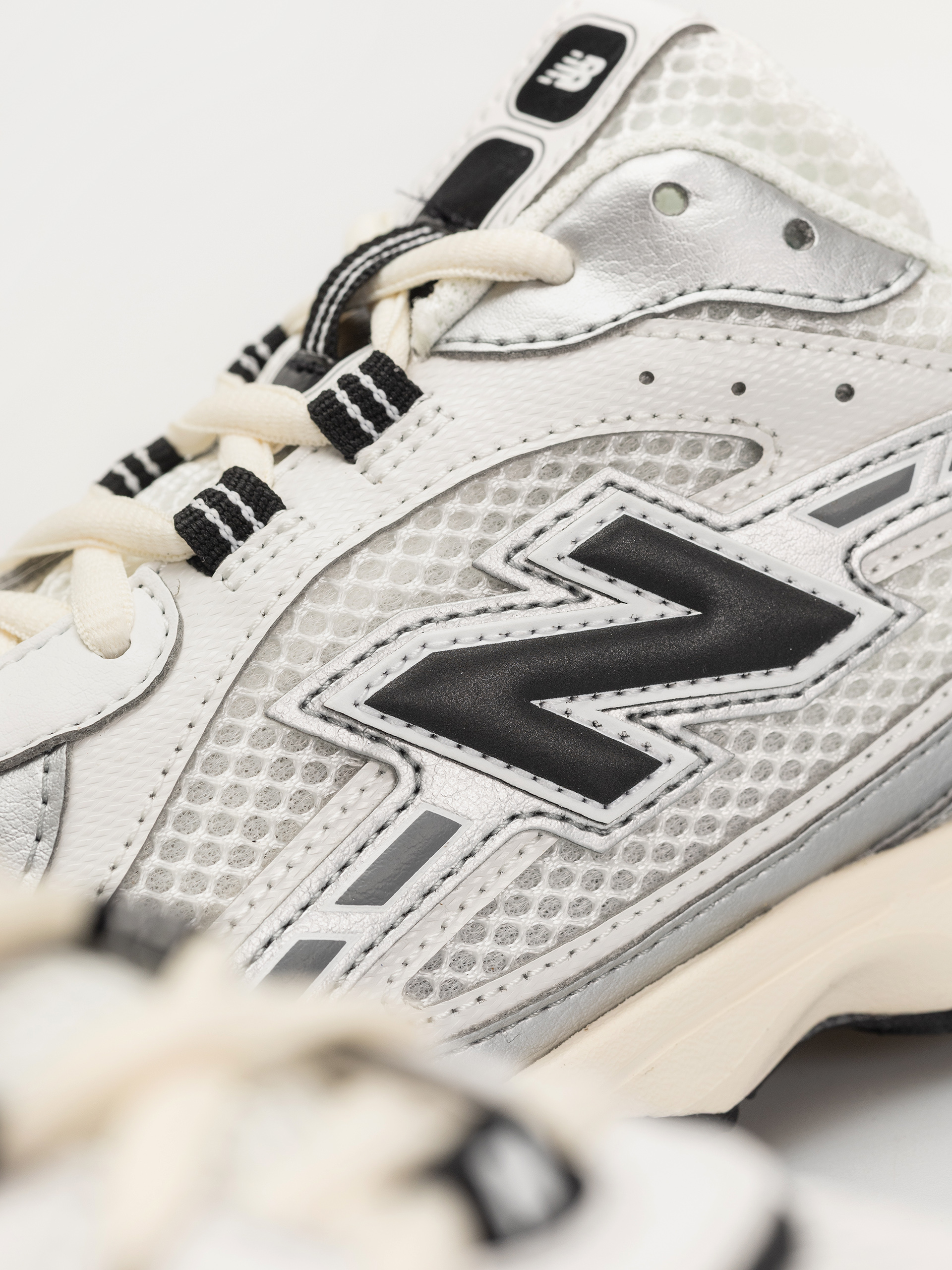 Pantofi New Balance 204 (silver metallic/black swd)