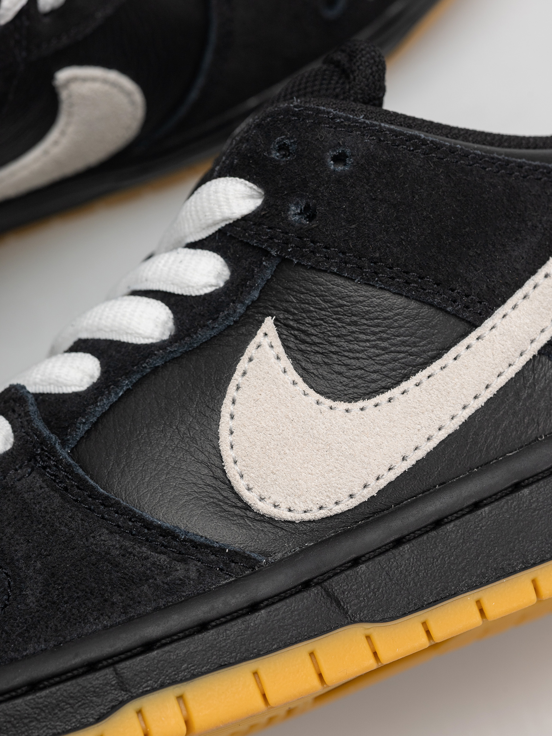 Pantofi Nike SB Dunk Low Pro (black/white black gum light brown)