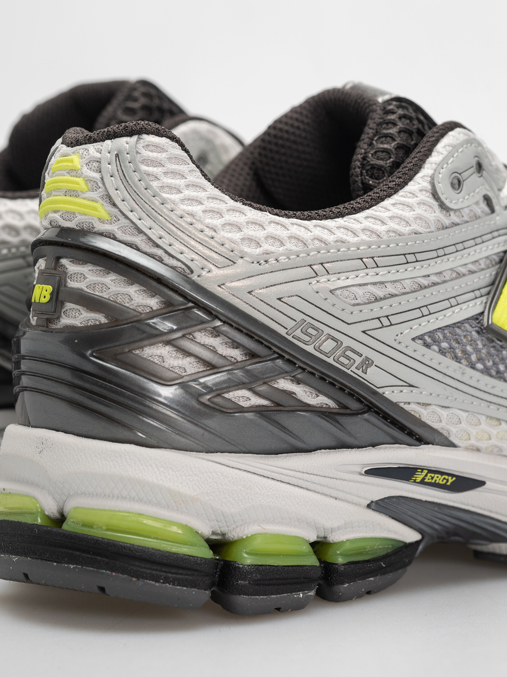 Pantofi New Balance 1906 (light silver metallic/alkaline green)