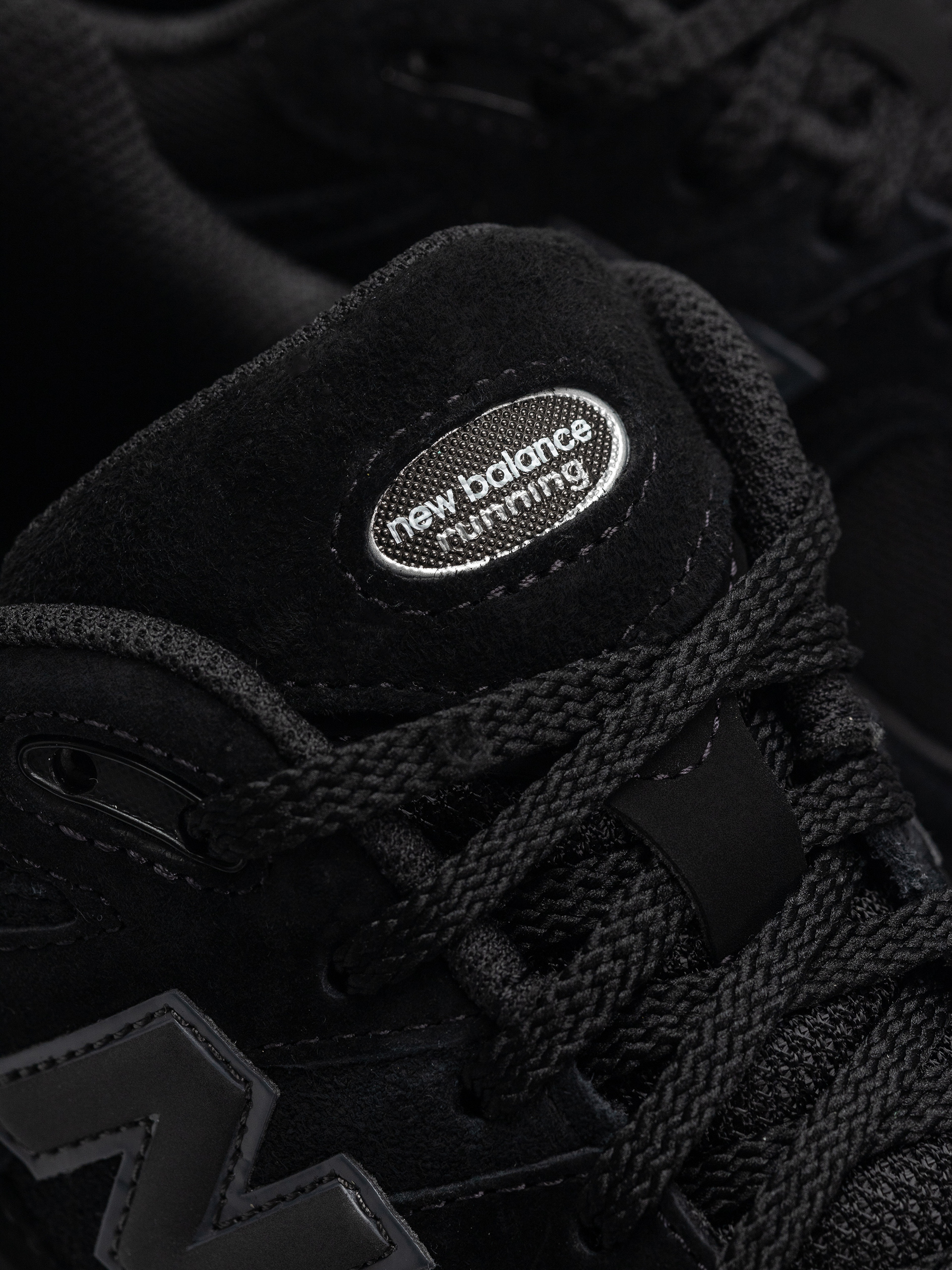 Pantofi New Balance 2002 (black/black metallic)