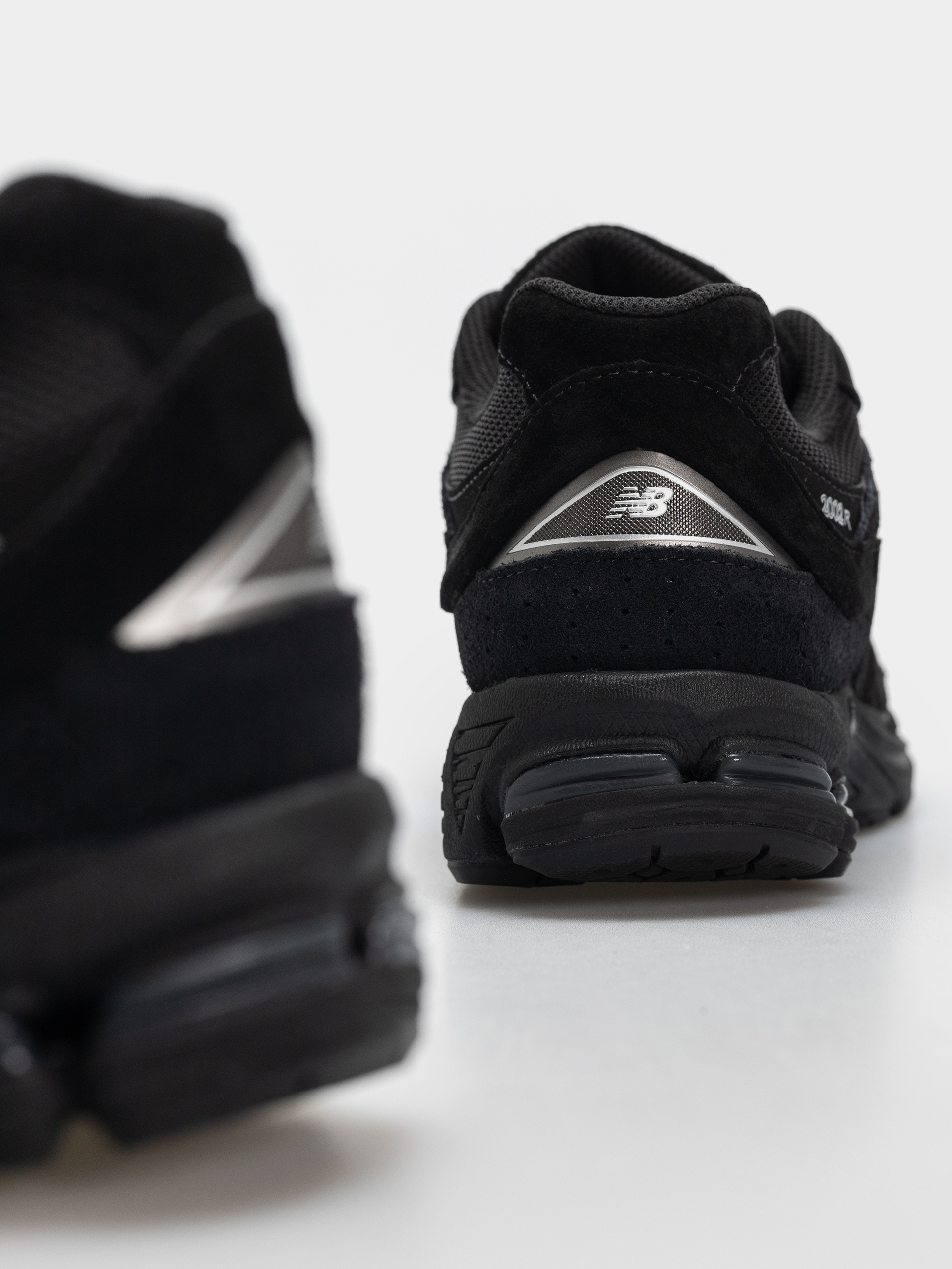 Pantofi New Balance 2002 (black/black metallic)