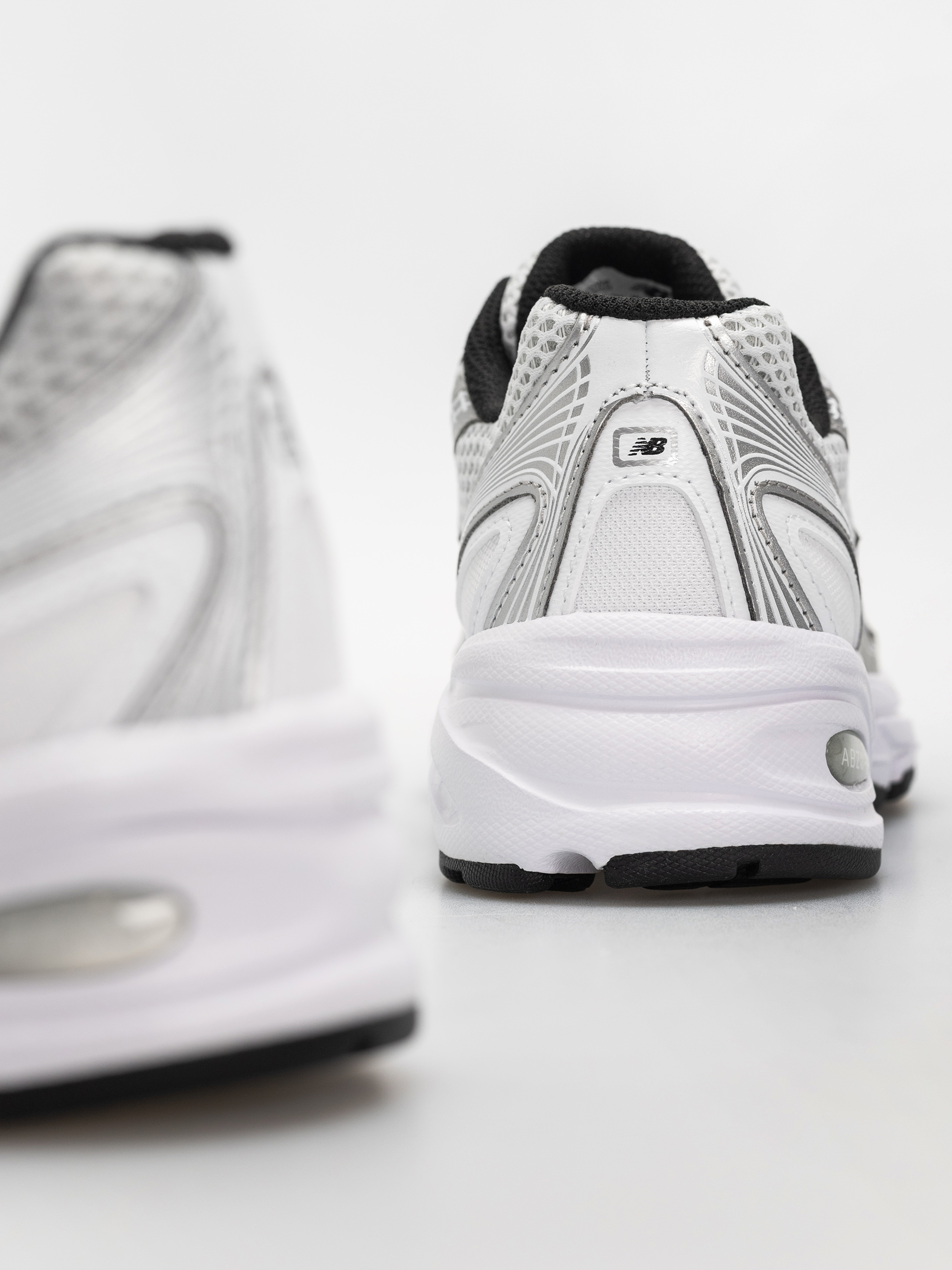 Pantofi New Balance 740 (white/silver metallic/black nw2)