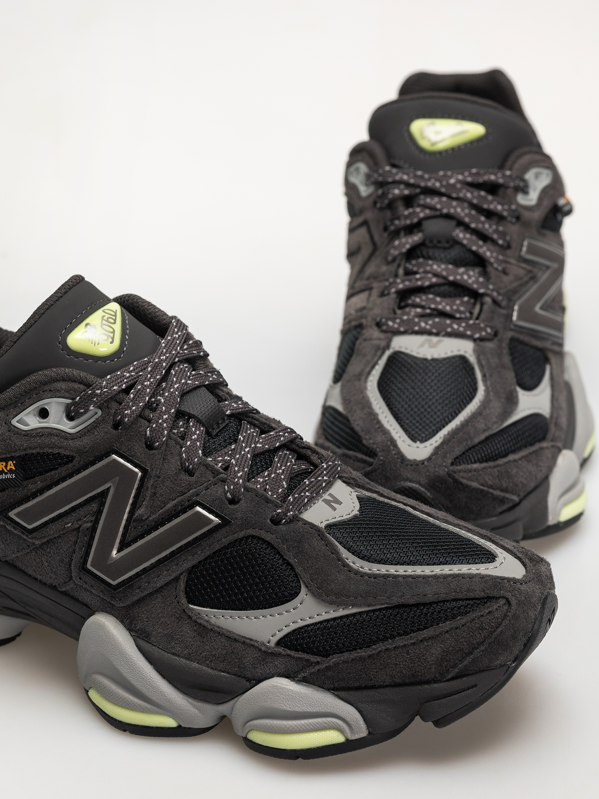 Pantofi New Balance 9060 (black cement/dry lime)