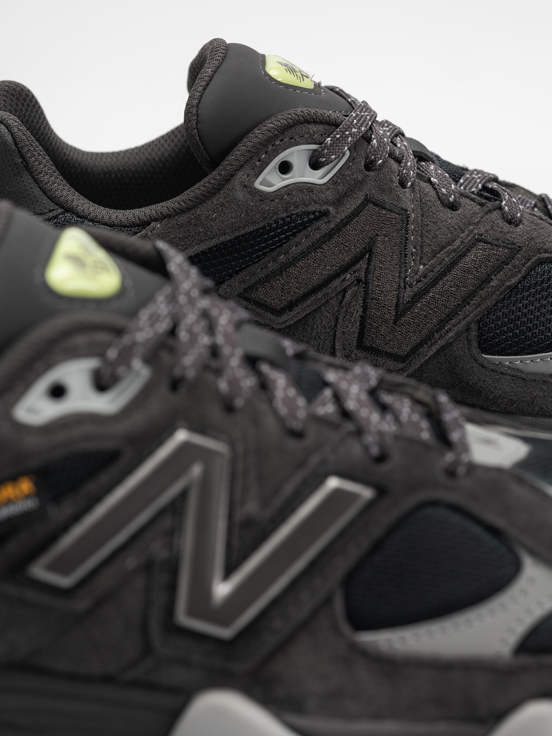 Pantofi New Balance 9060 (black cement/dry lime)
