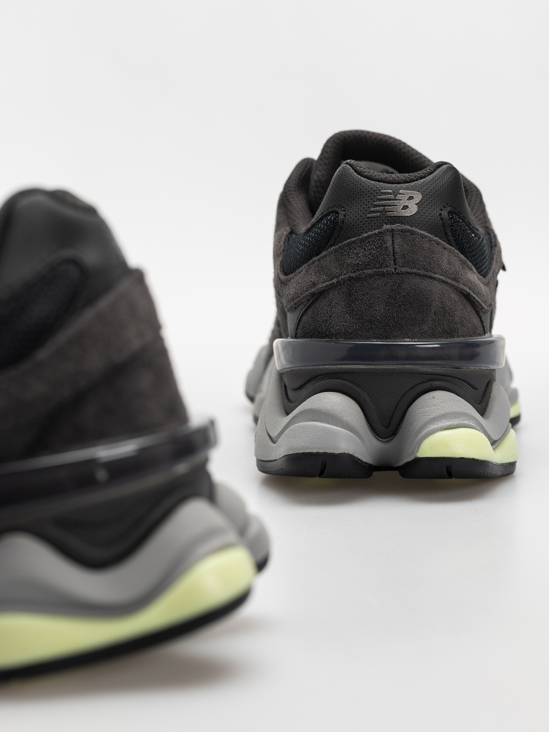 Pantofi New Balance 9060 (black cement/dry lime)