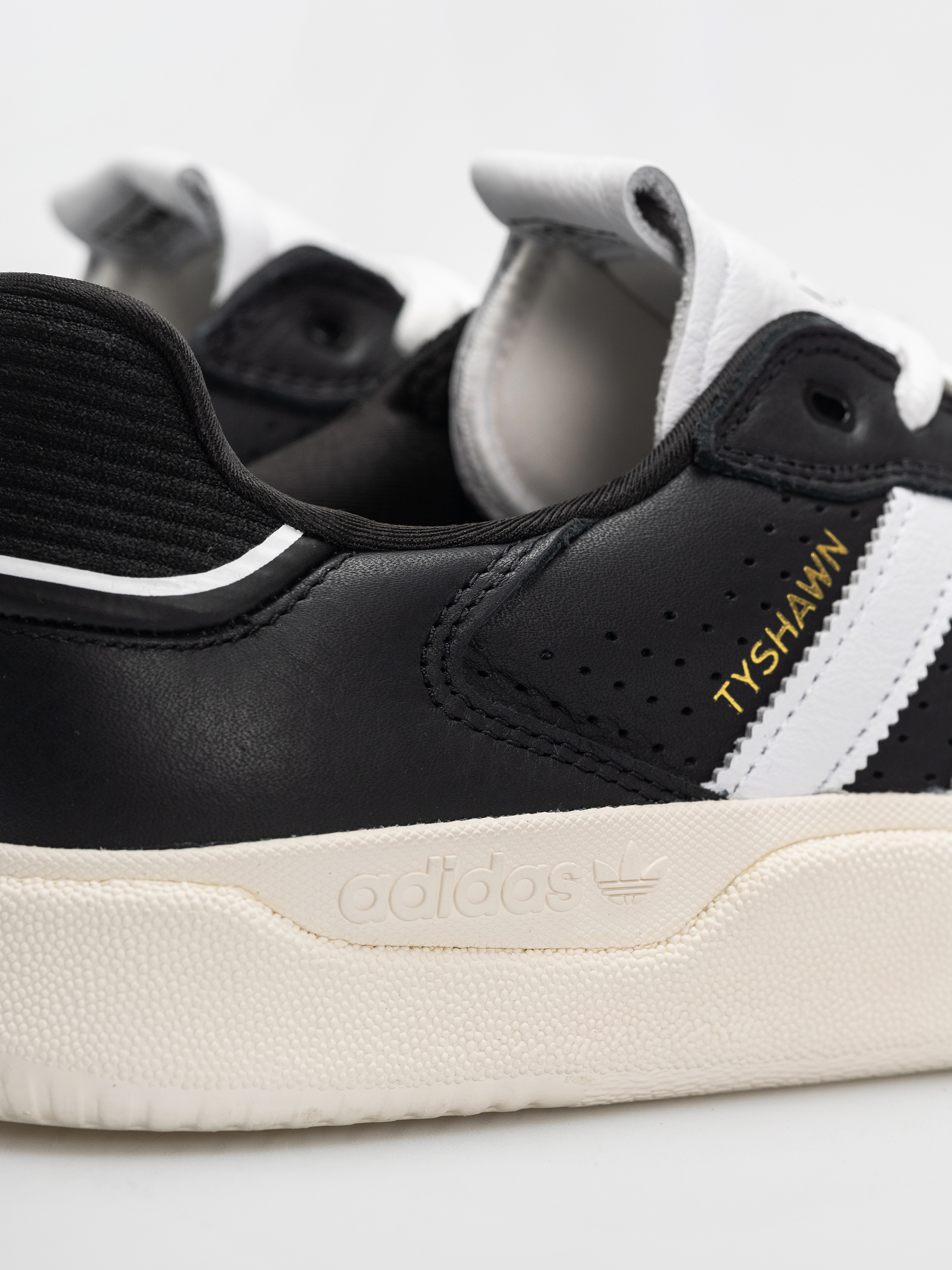 Pantofi adidas Tyshawn Low (cblack/ftwwht/cwhite)