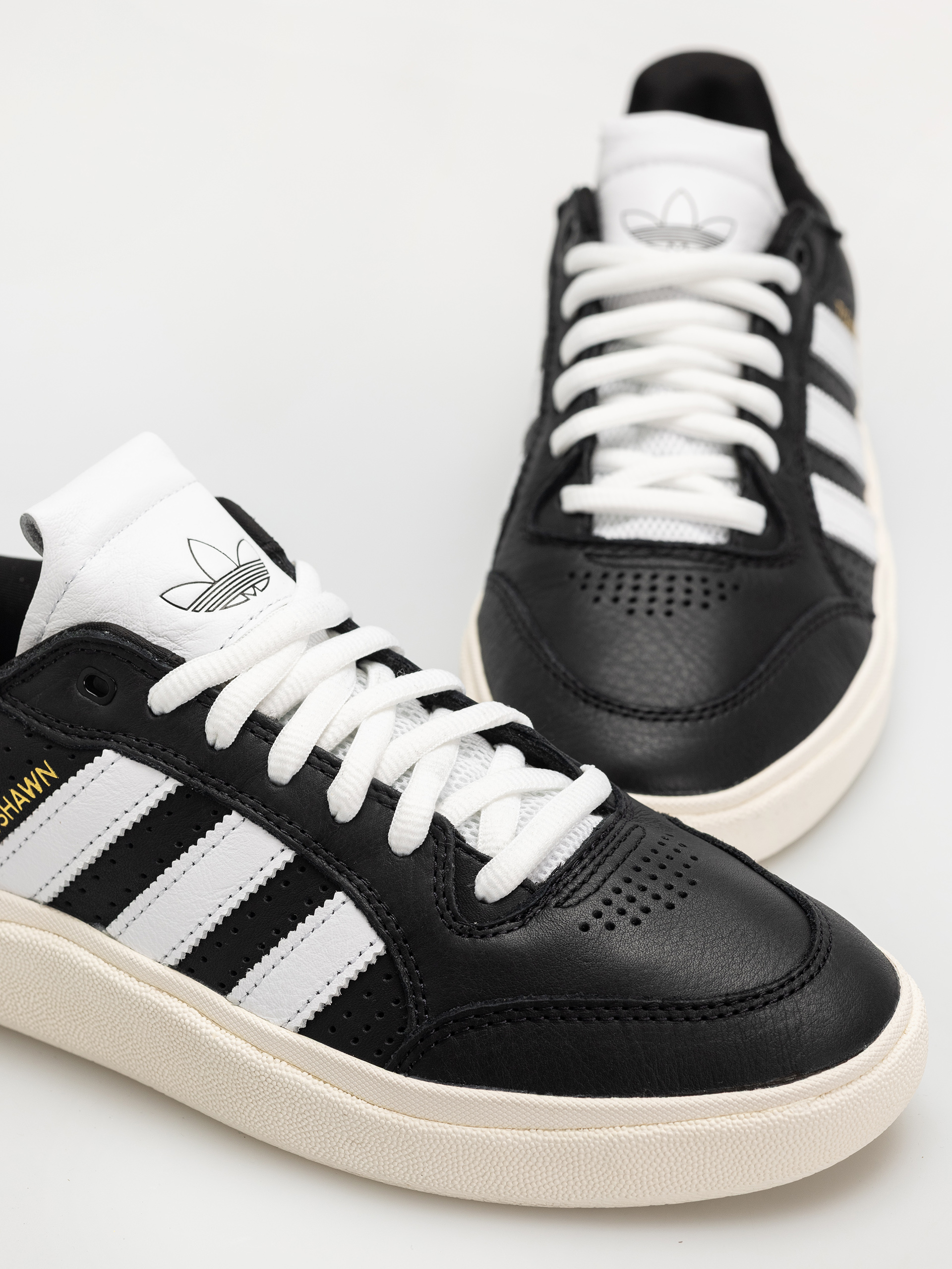 Pantofi adidas Tyshawn Low (cblack/ftwwht/cwhite)