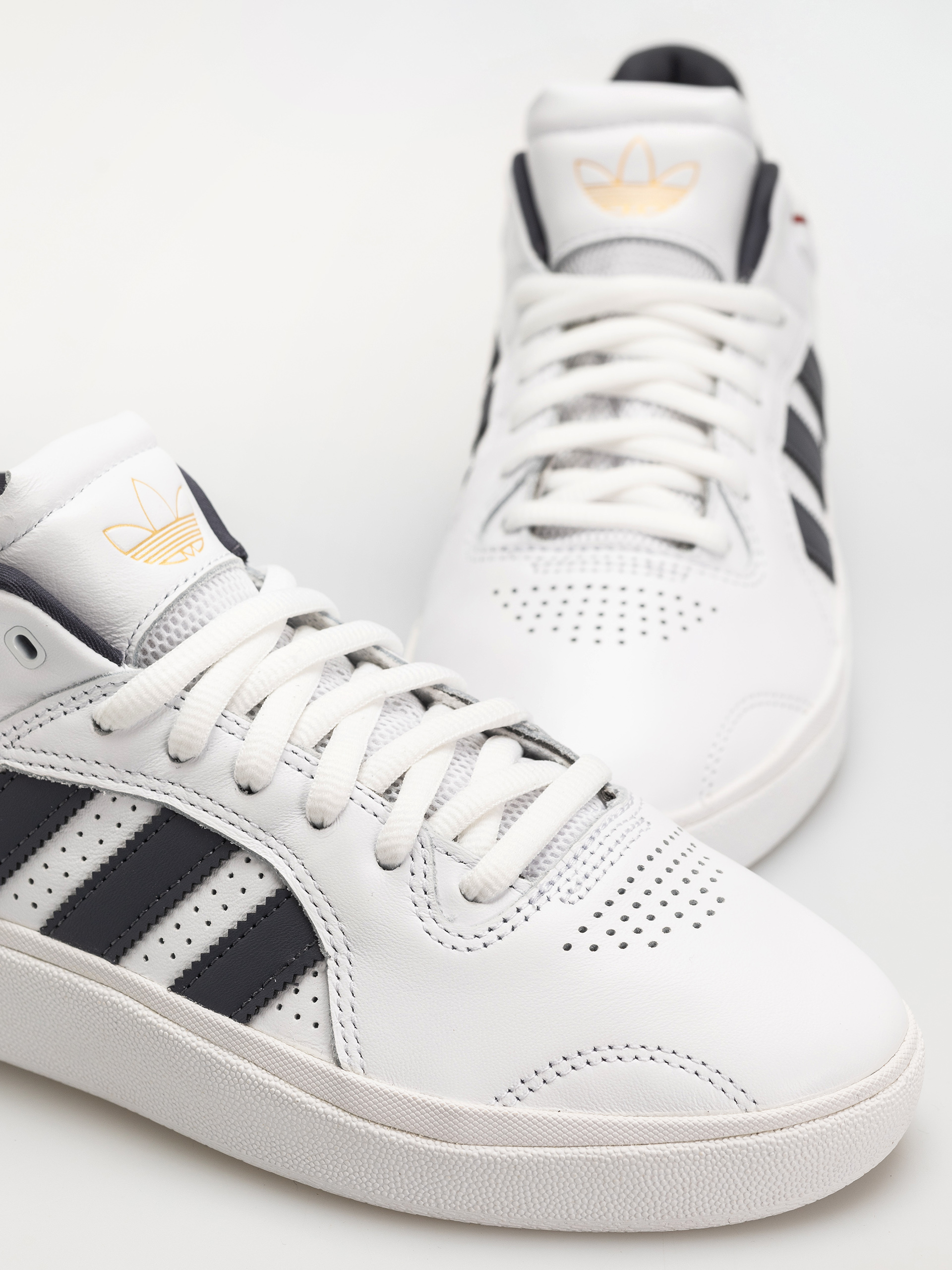 Pantofi adidas Tyshawn (ftwwht/colred)