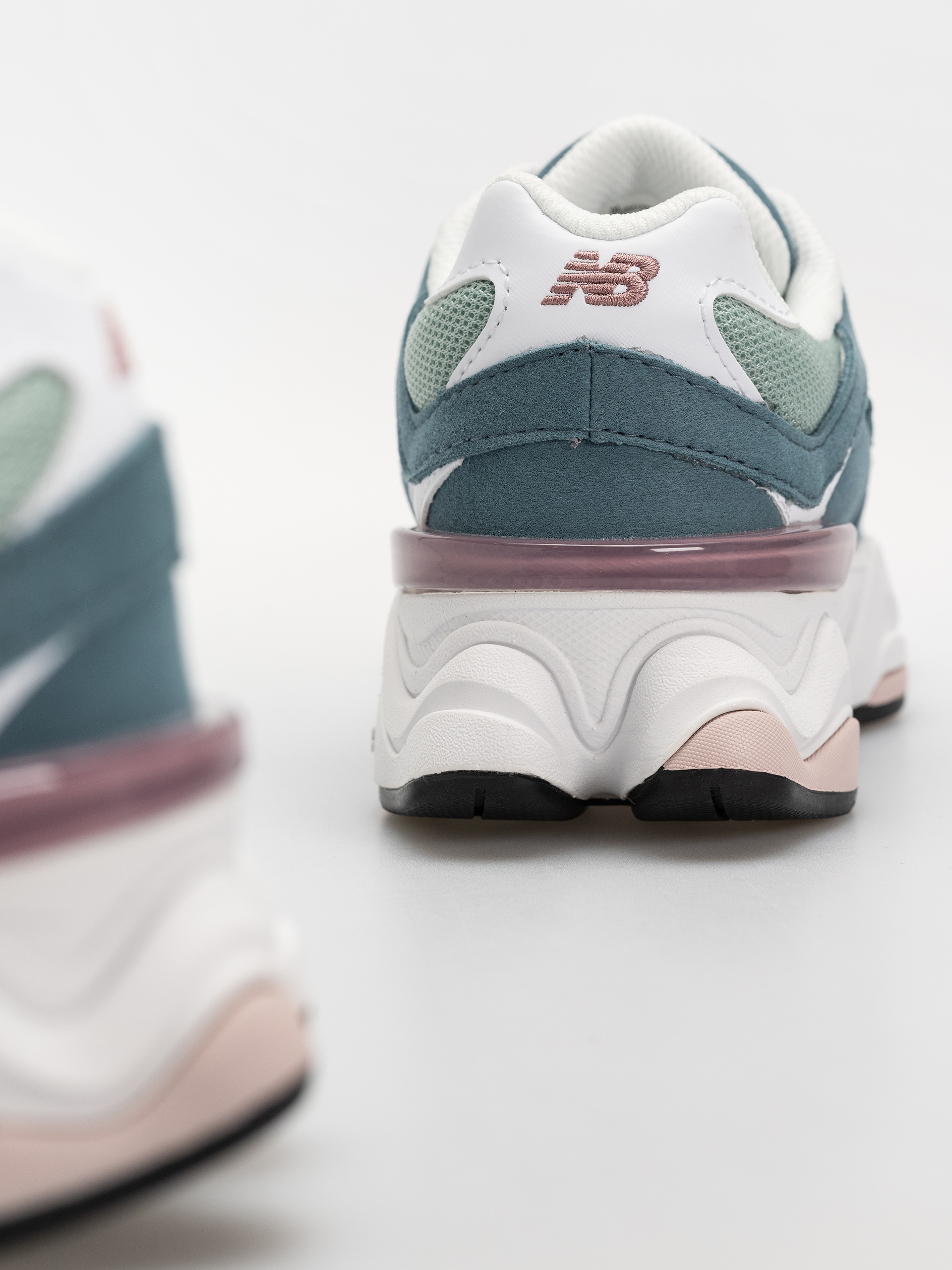 Pantofi New Balance 9060 JR (salt water/rosewood)