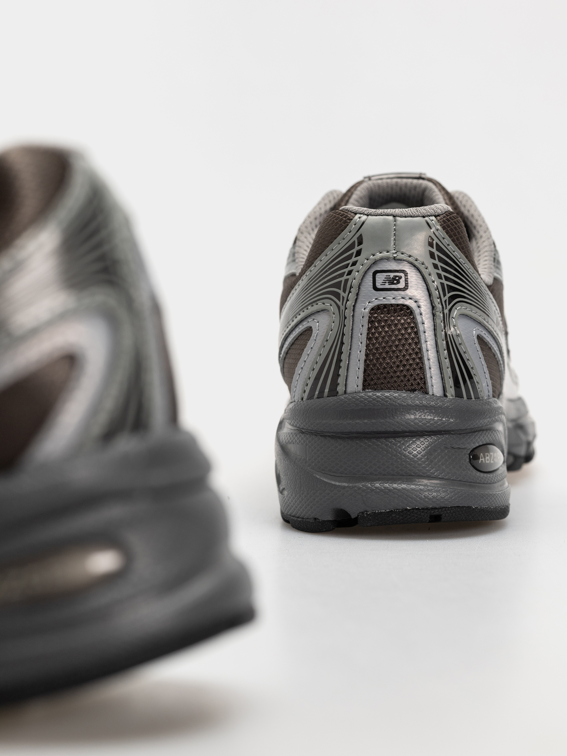 Pantofi New Balance 740 (black metallic/castlerock pfp)