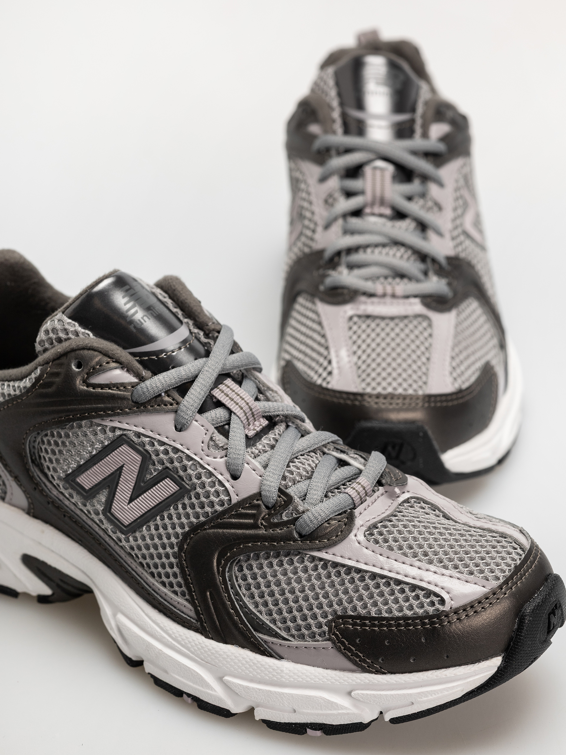 Pantofi New Balance 530 - gri (black metallic/truffle salt)