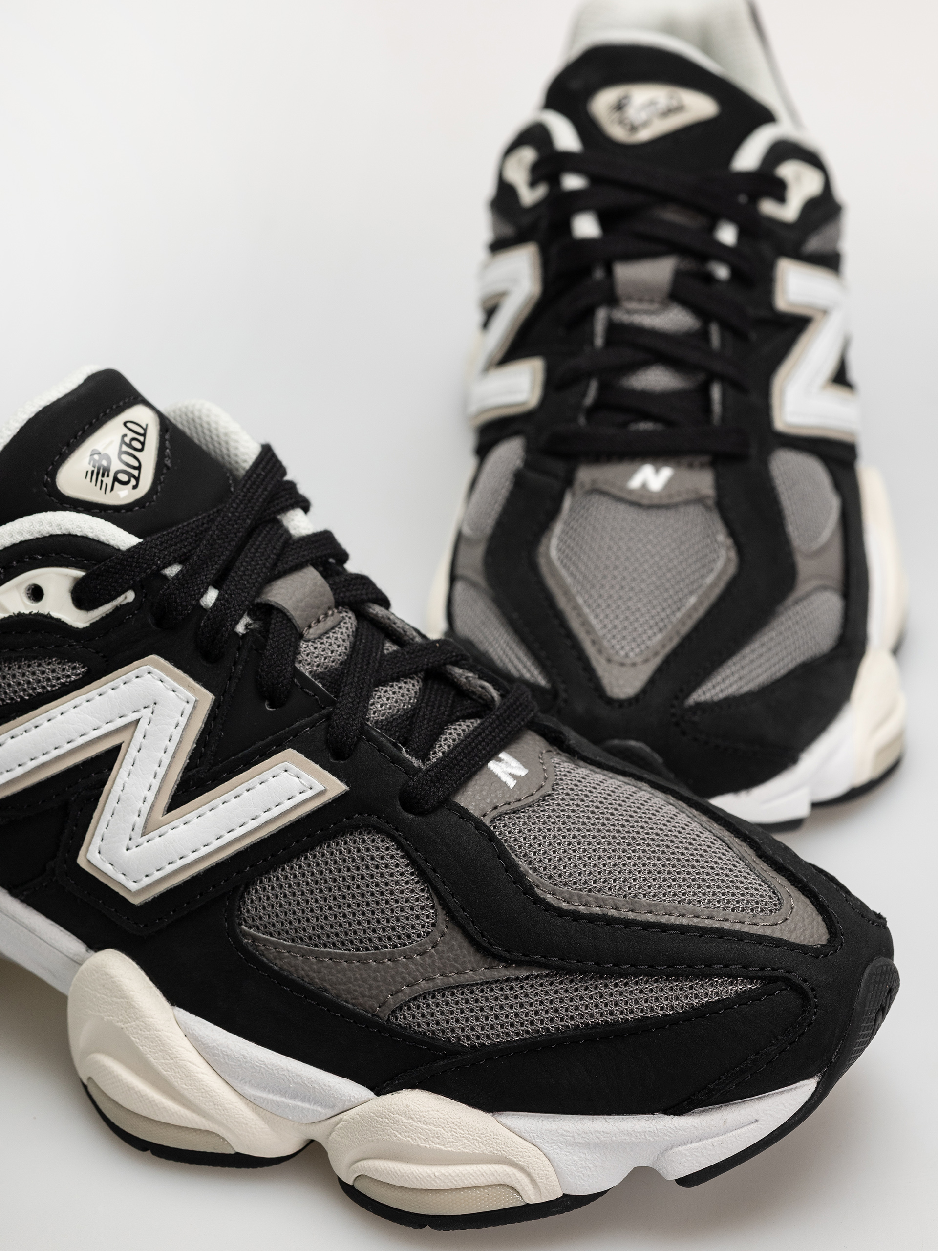 Pantofi New Balance 9060 (black/tornado)