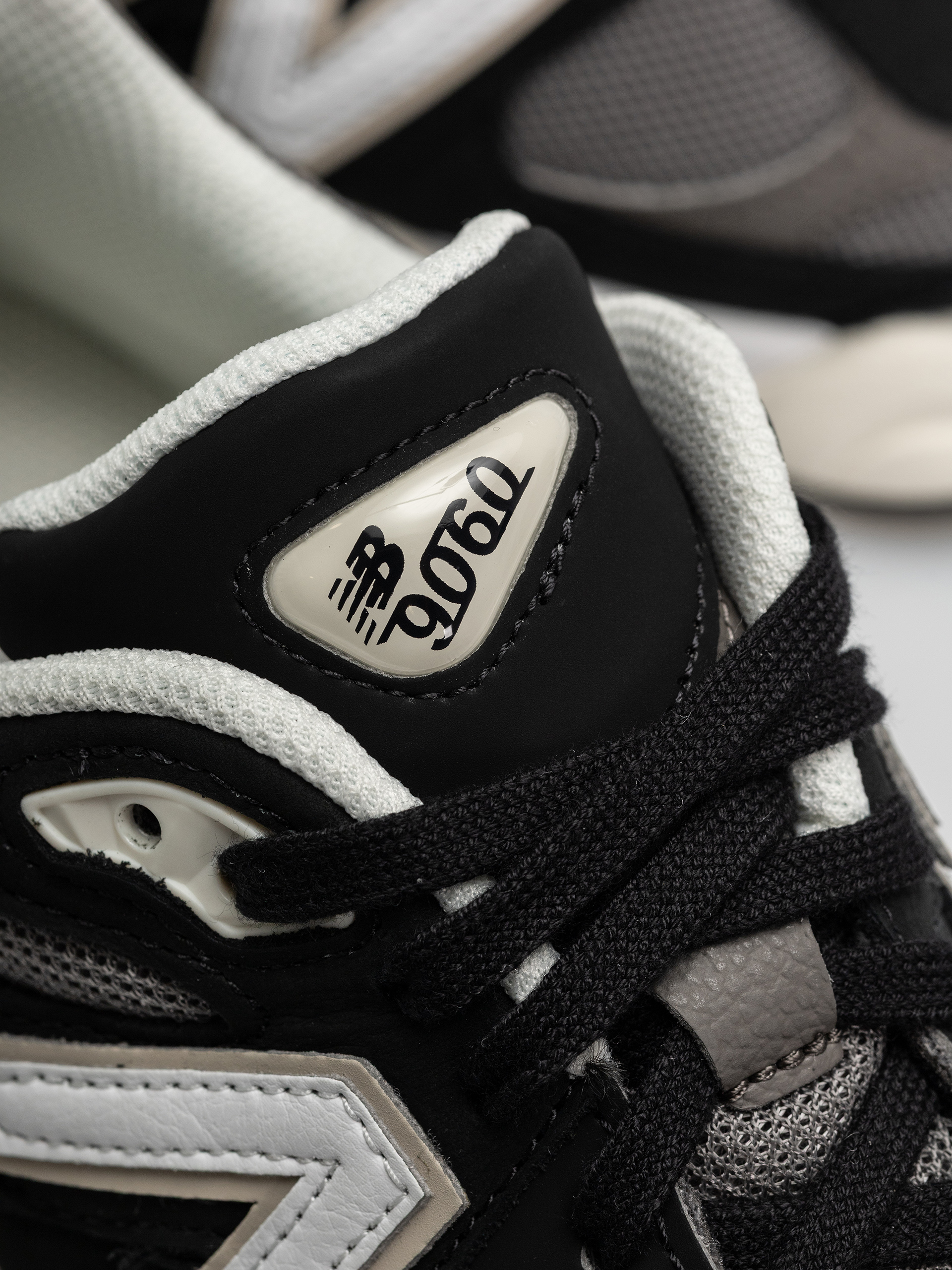 Pantofi New Balance 9060 (black/tornado)