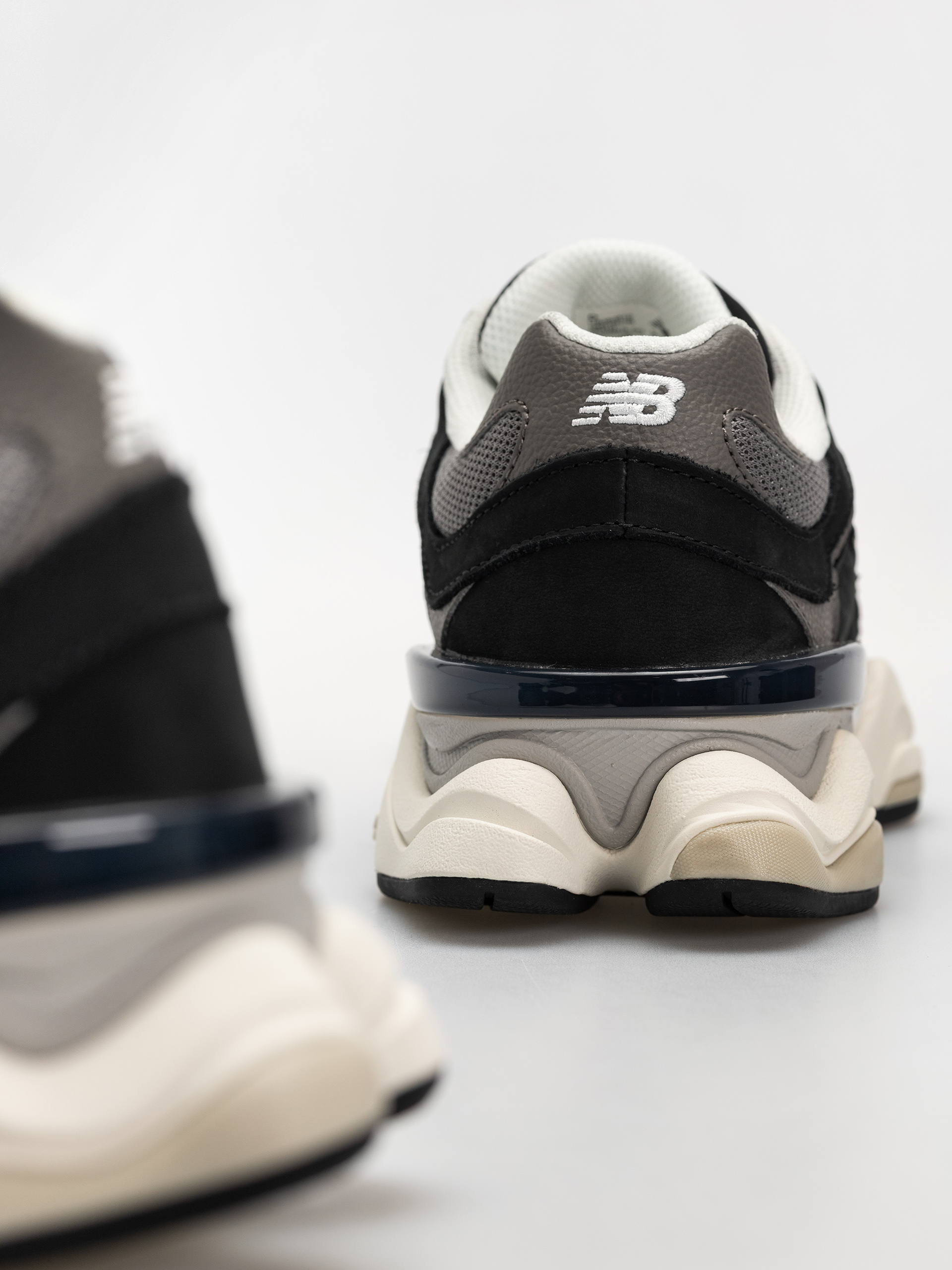 Pantofi New Balance 9060 (black/tornado)