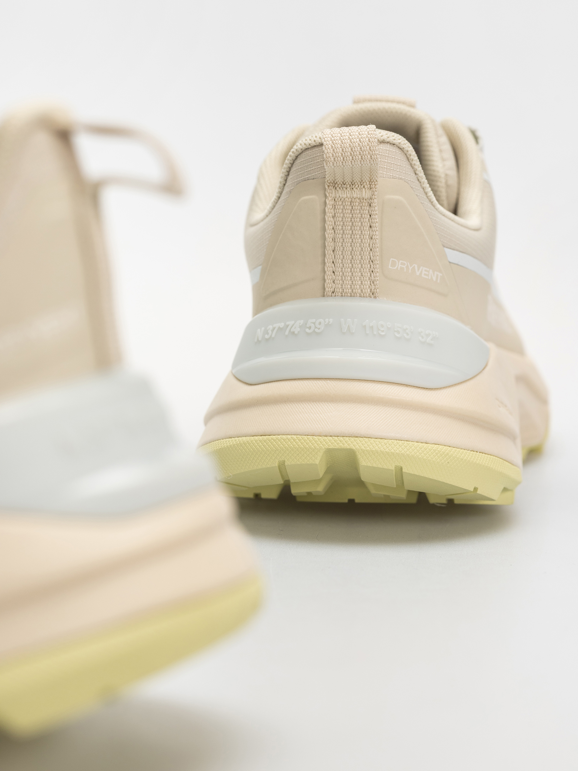 Pantofi The North Face Fastpack Wp Wmn (desert stone/le)