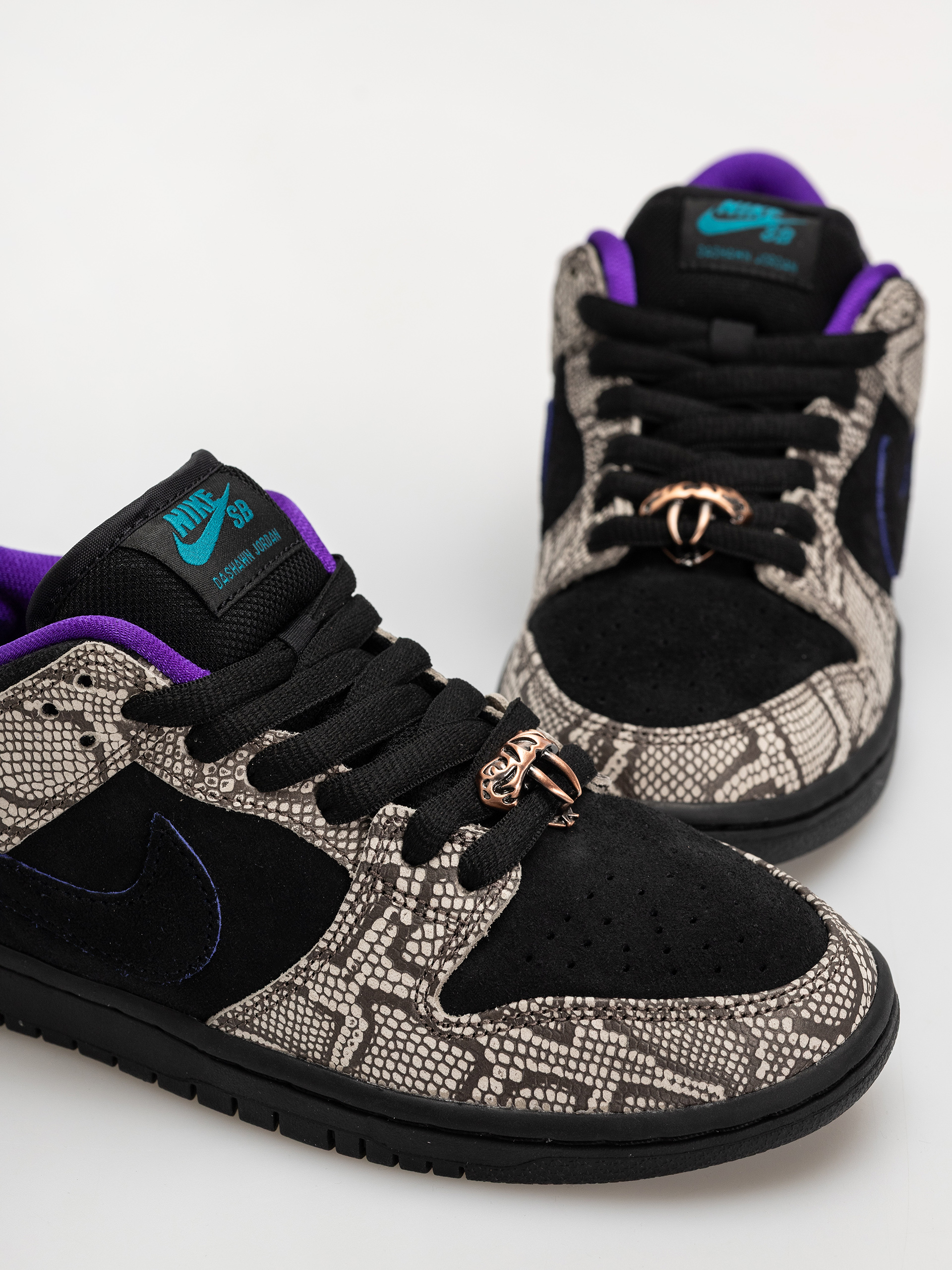 Pantofi Nike SB Dunk Low Pro (string/black bright spruce fierce purple)