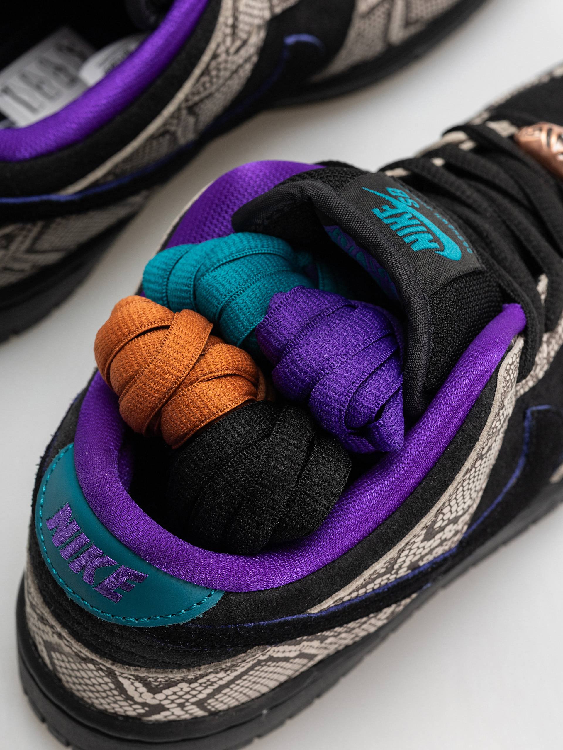 Pantofi Nike SB Dunk Low Pro (string/black bright spruce fierce purple)