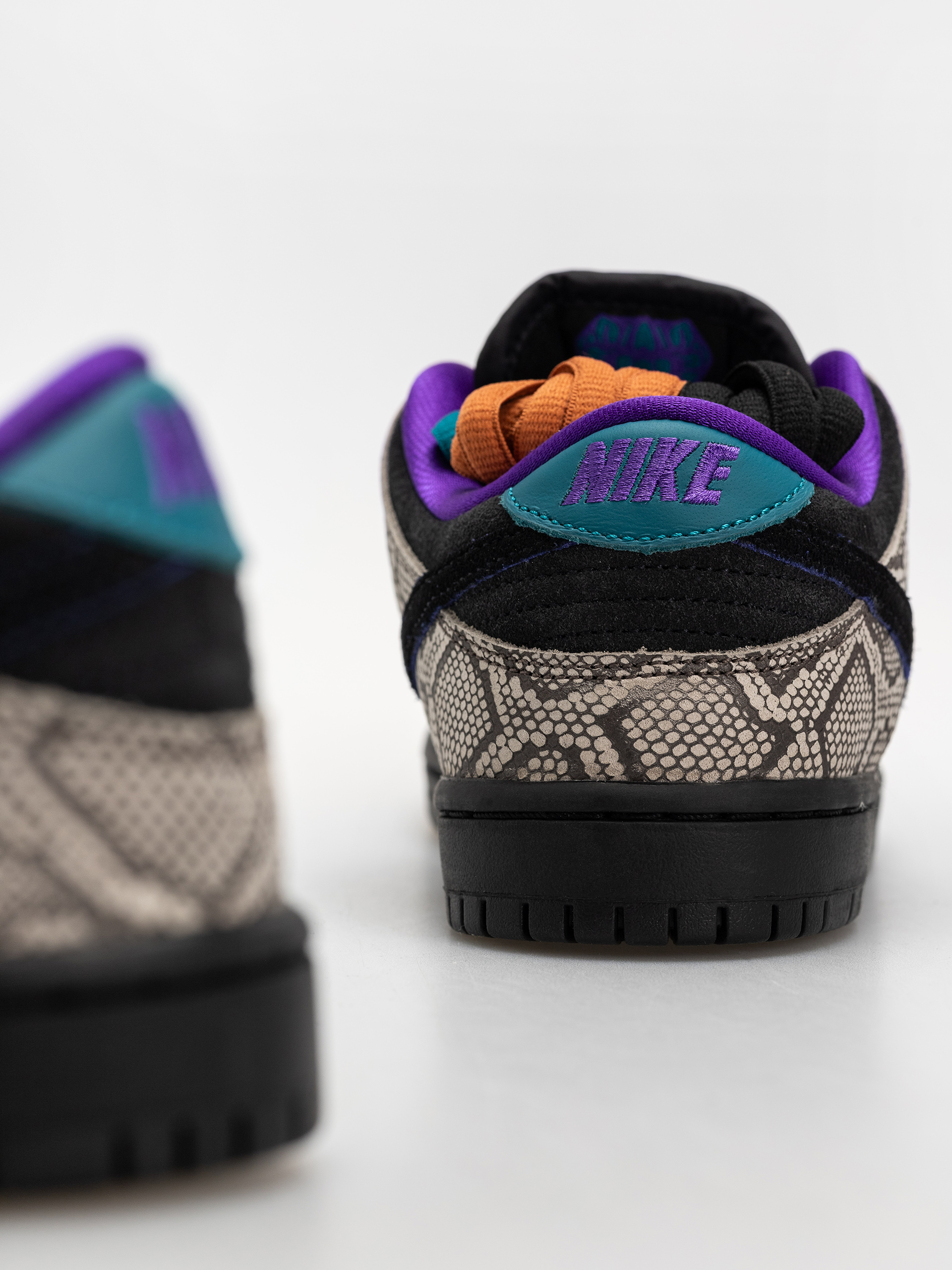 Pantofi Nike SB Dunk Low Pro (string/black bright spruce fierce purple)