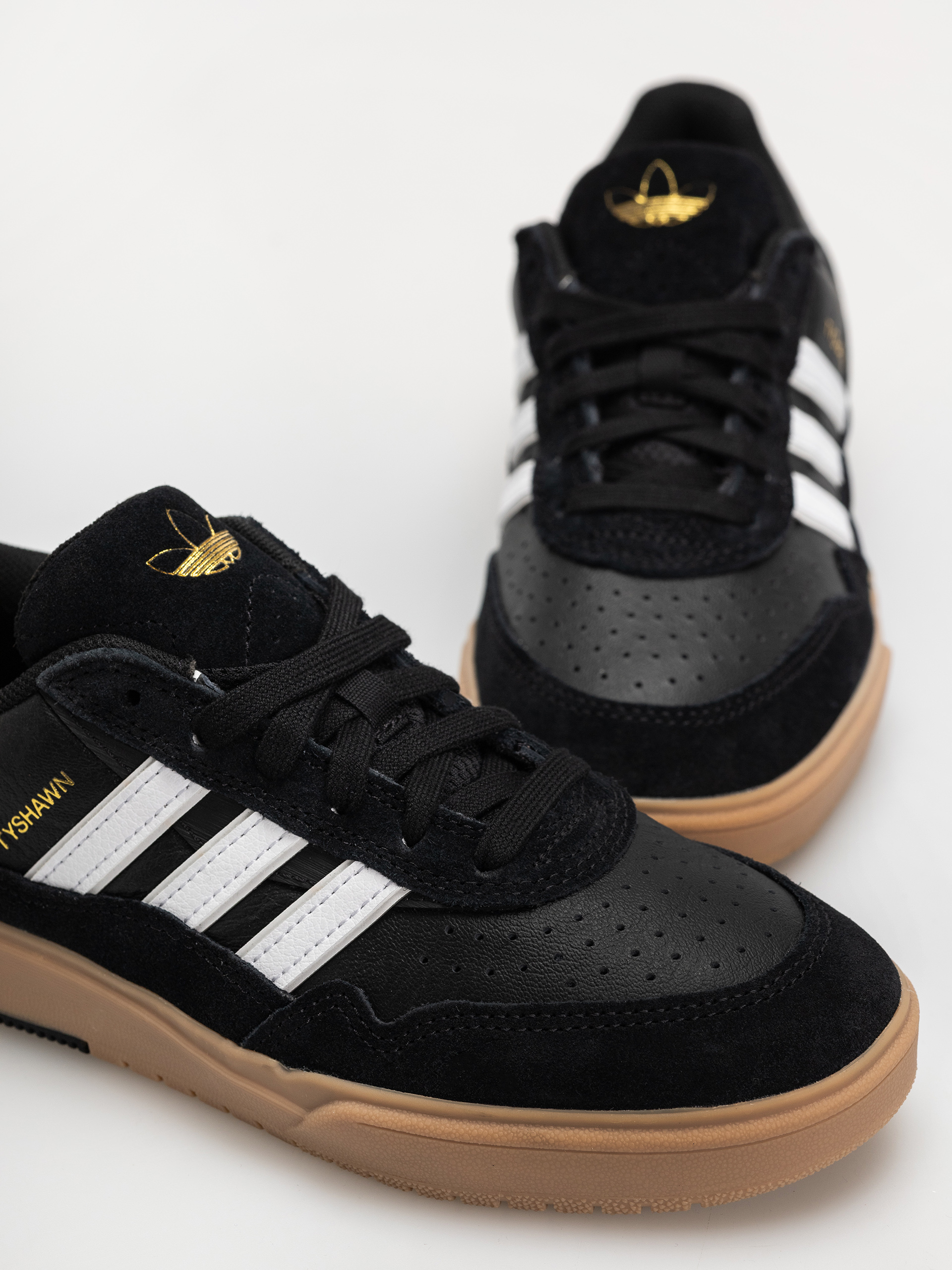 Pantofi adidas Tyshawn II (cblack/ftwwht/gum4)