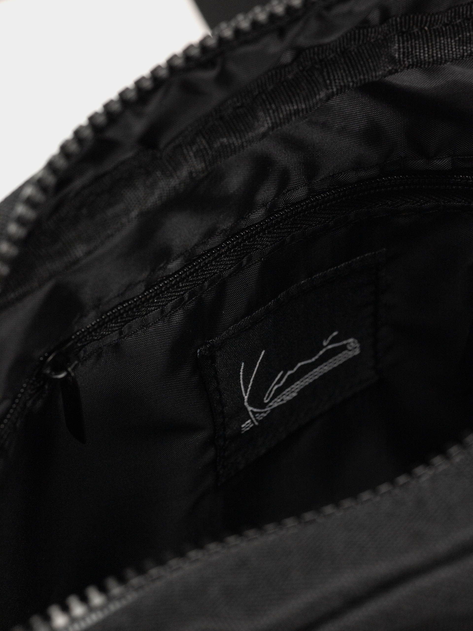 Borsetă de brâu Karl Kani Signature Essential Hip (black)