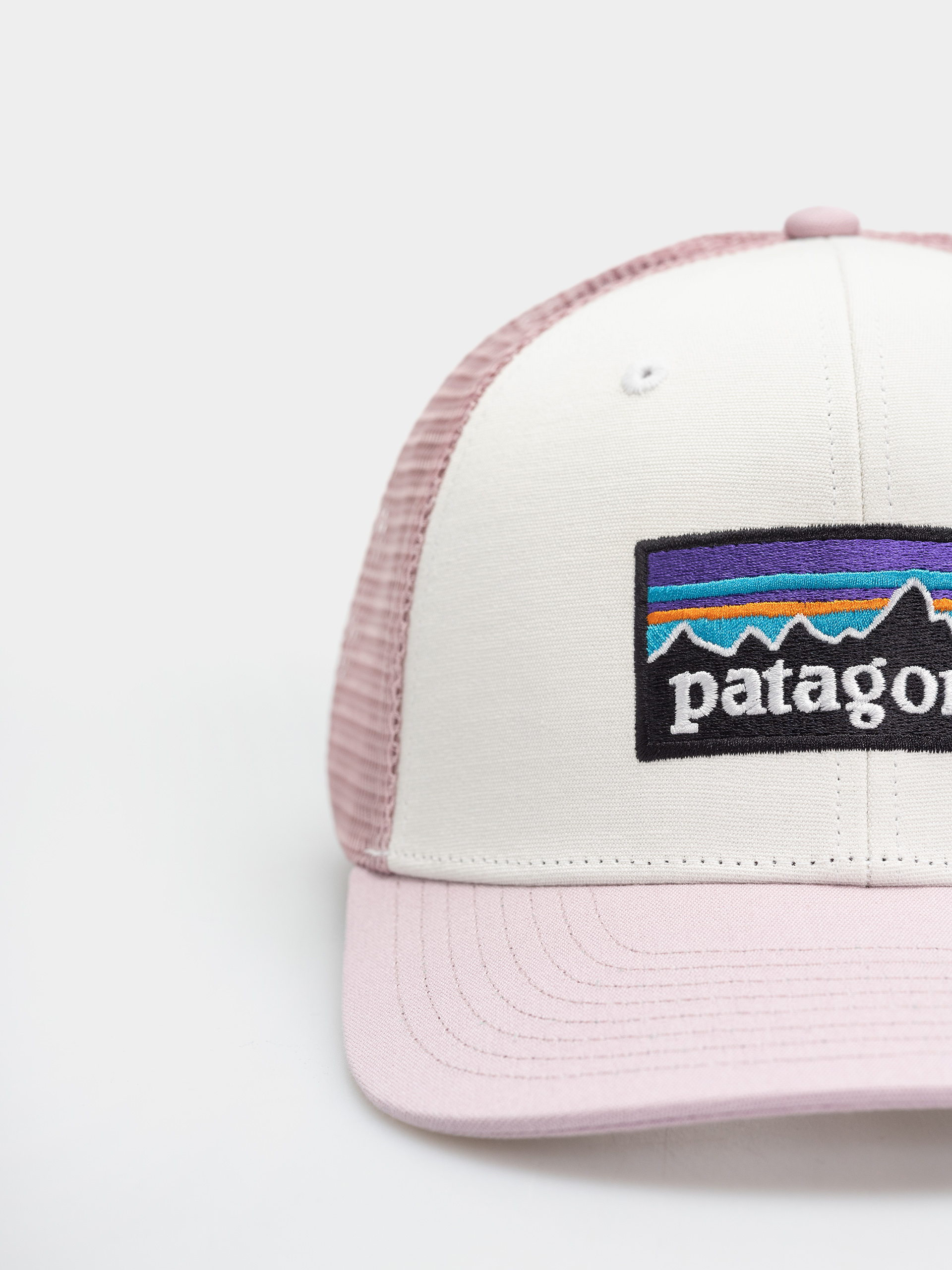 Șapcă Patagonia P 6 Logo Trucker (white w/quiet violet)