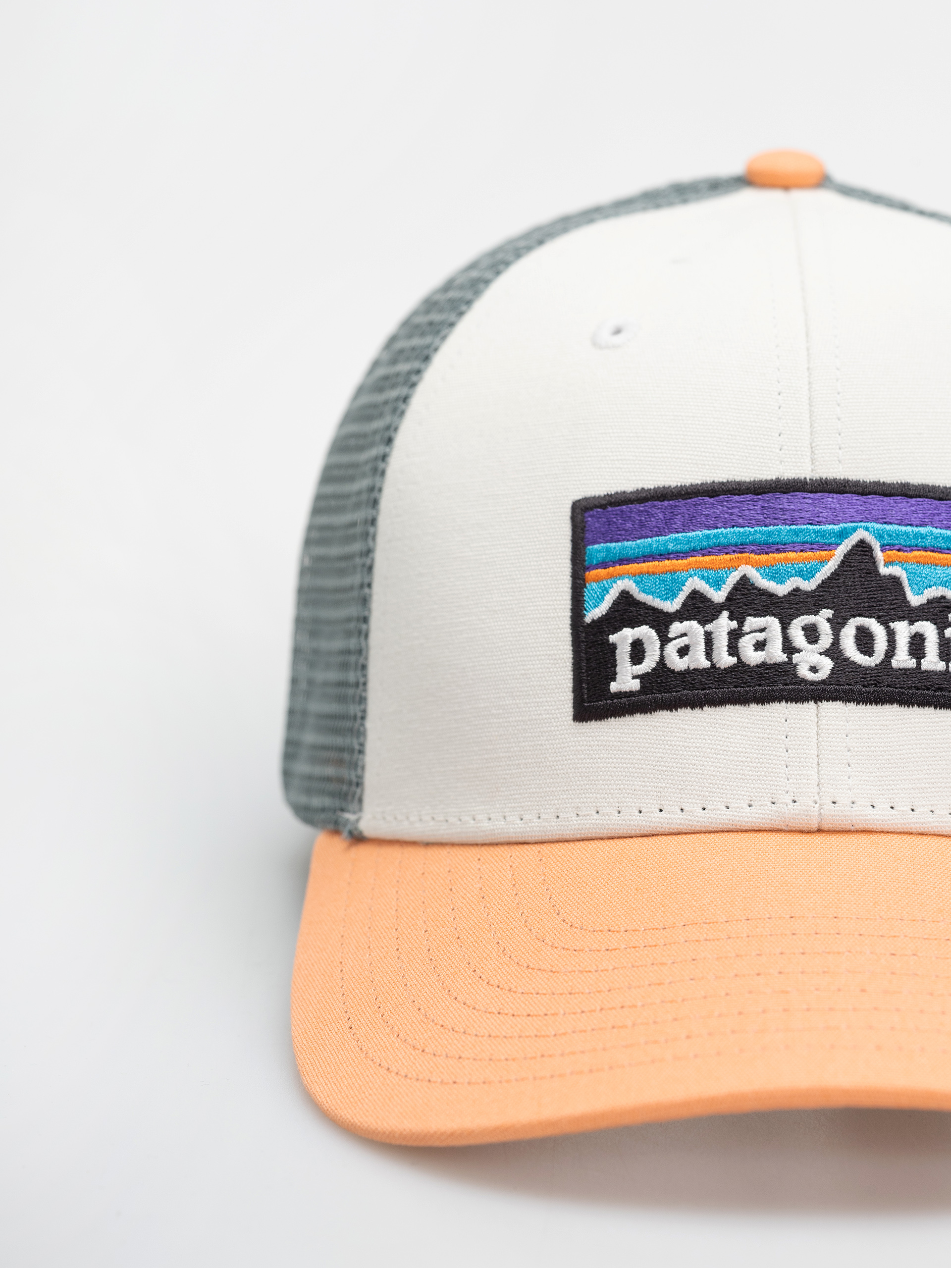 Șapcă Patagonia P 6 Logo LoPro Trucker (white w/peach sherbet)