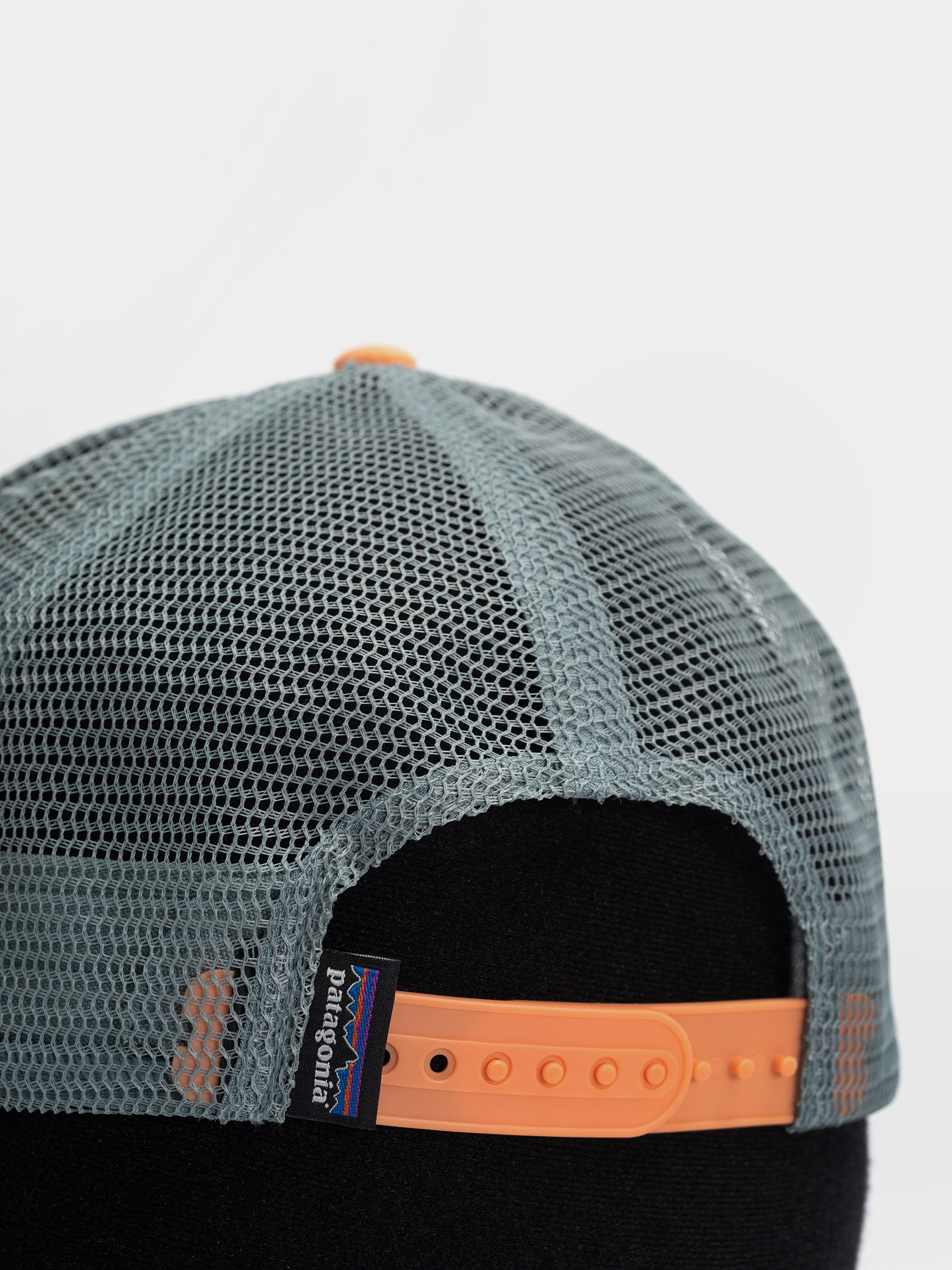 Șapcă Patagonia P 6 Logo LoPro Trucker (white w/peach sherbet)