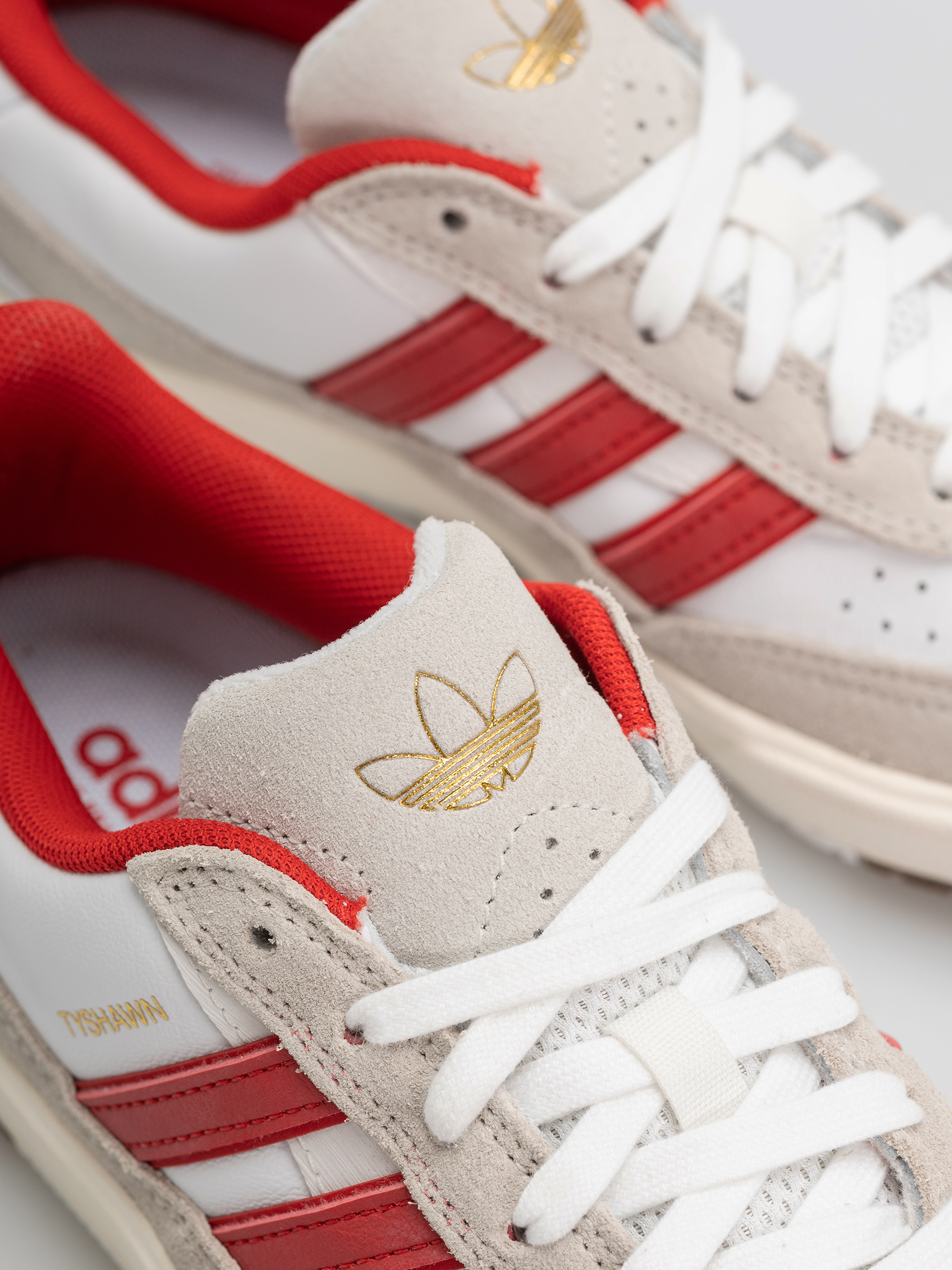 Pantofi adidas Tyshawn II (ftwwht/betsca/cwhite)